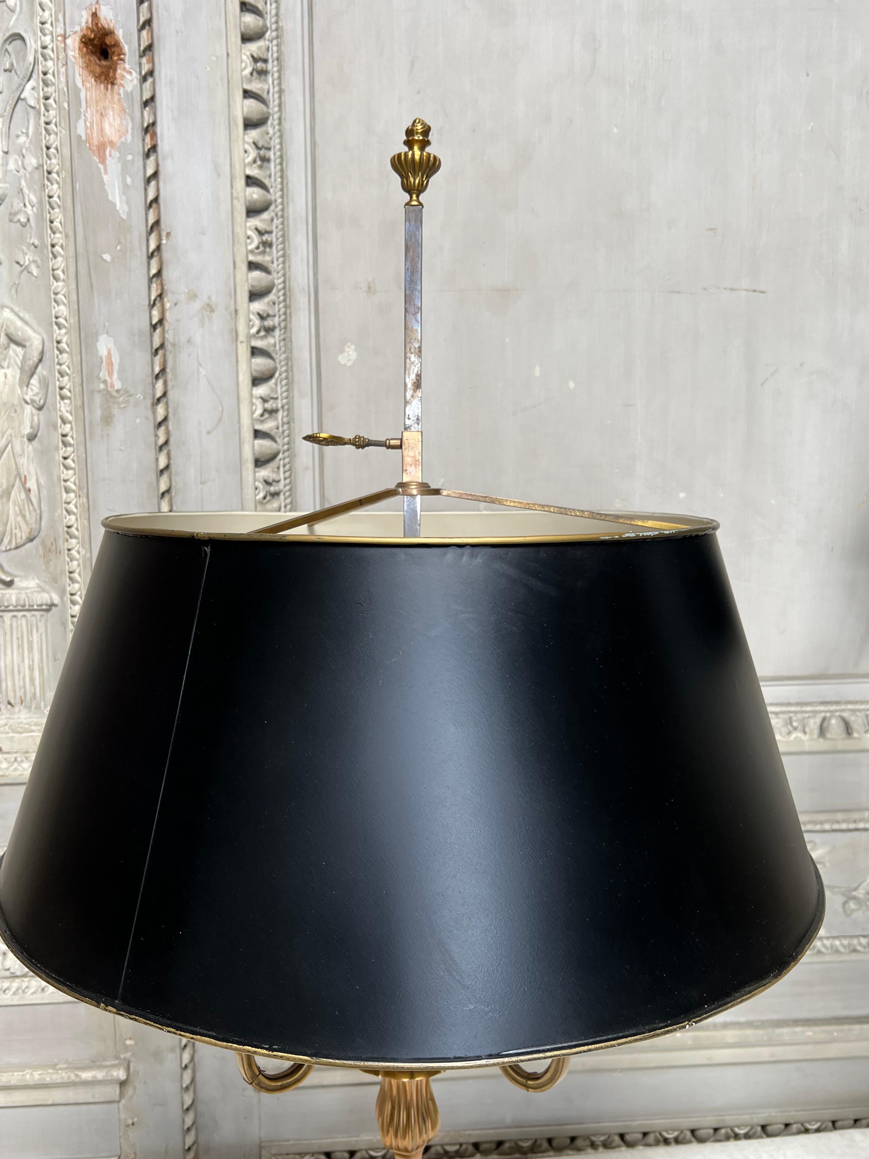  Grande paire de lampes bouillotte françaises noires et dorées en laiton avec abat-jour noir en vente 1