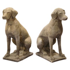 Großes Paar französischer geschnitzter, patinierter, patinierter Labrador-Hundeskulpturen aus Stein, Verdigris