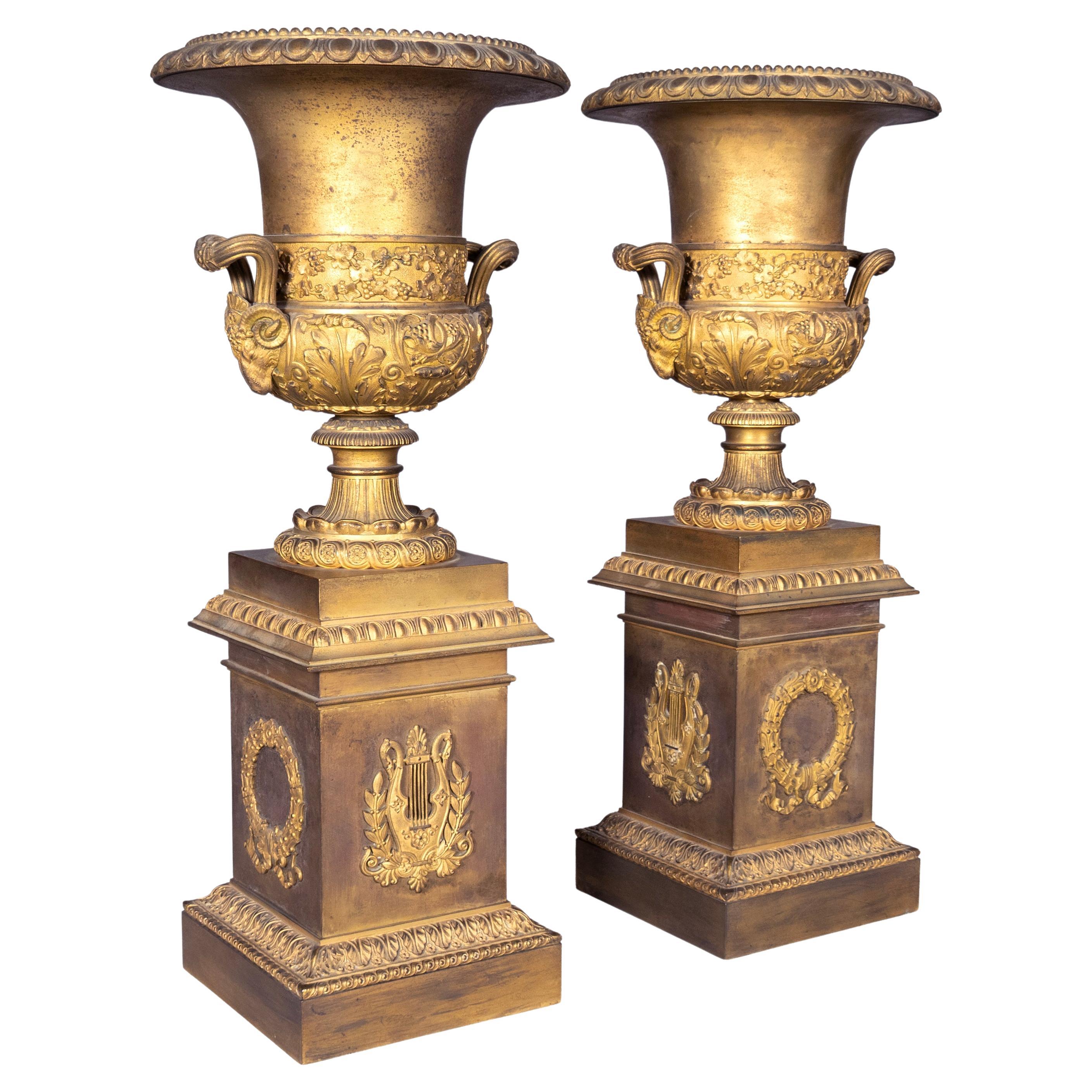 Grande coppia di urne a forma di Campagna in ormolu dell'Impero Francese