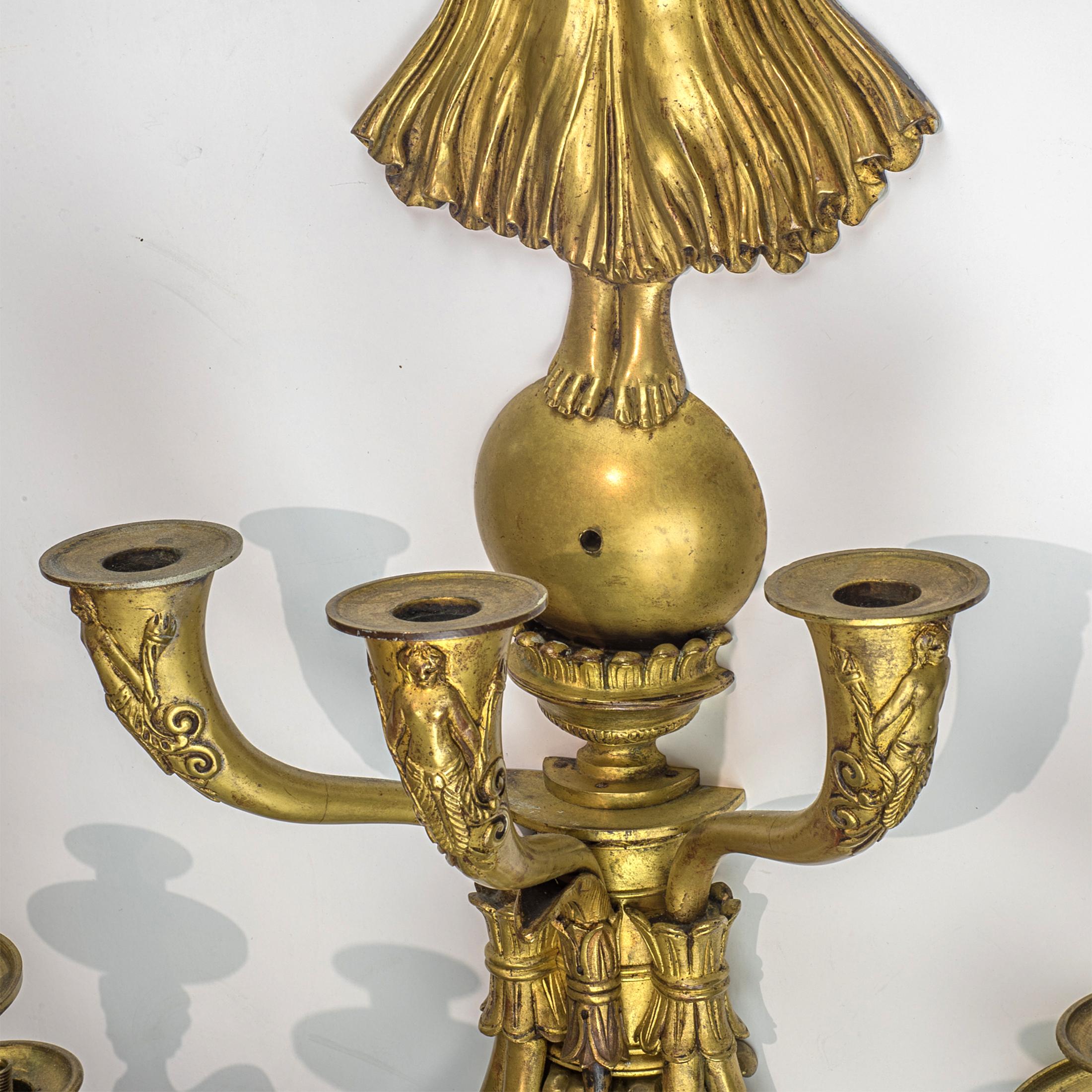 Stile impero Grande coppia di lampade da parete a sette luci in bronzo dorato in stile Impero francese in vendita
