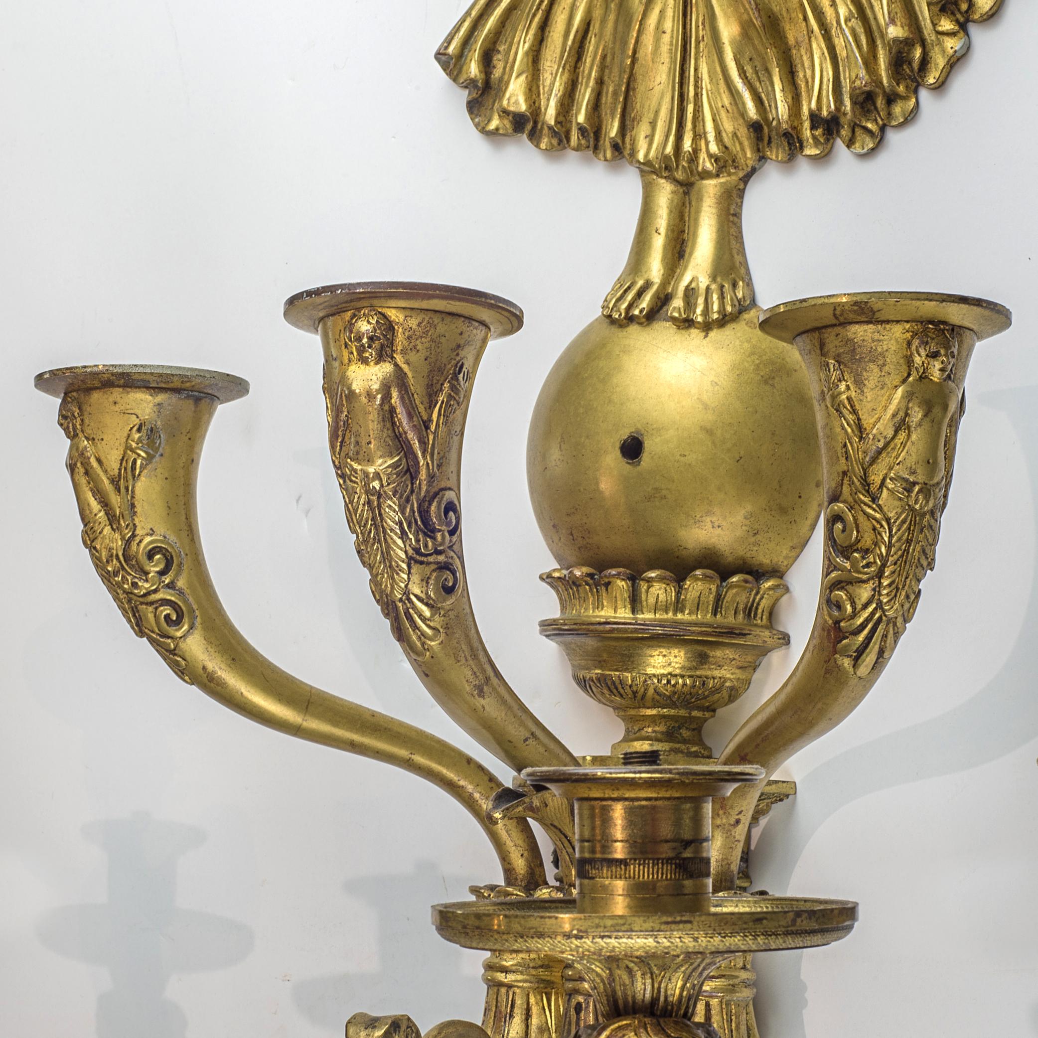 Francese Grande coppia di lampade da parete a sette luci in bronzo dorato in stile Impero francese in vendita
