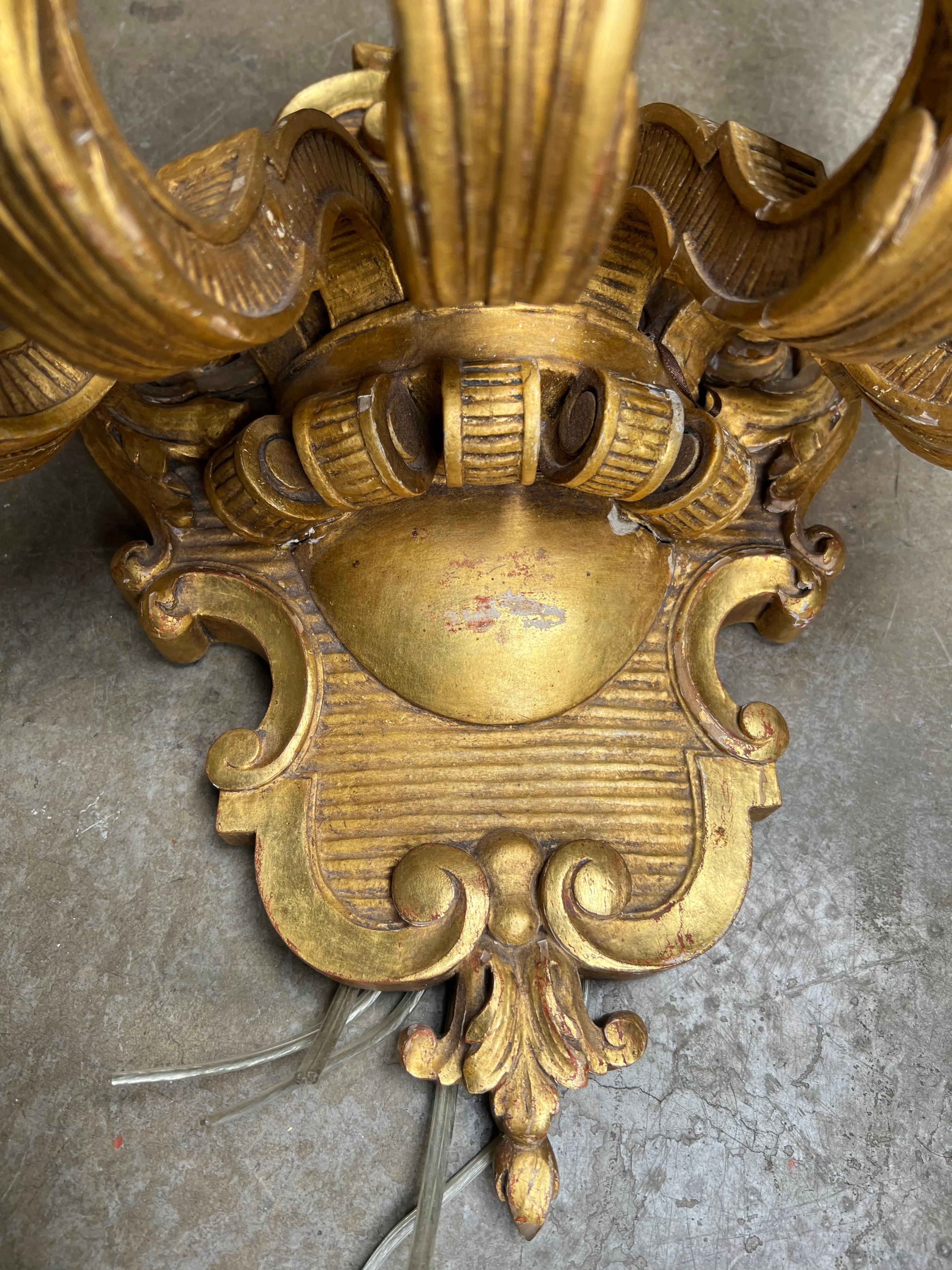 Gran pareja de apliques franceses de madera dorada Tallado en venta