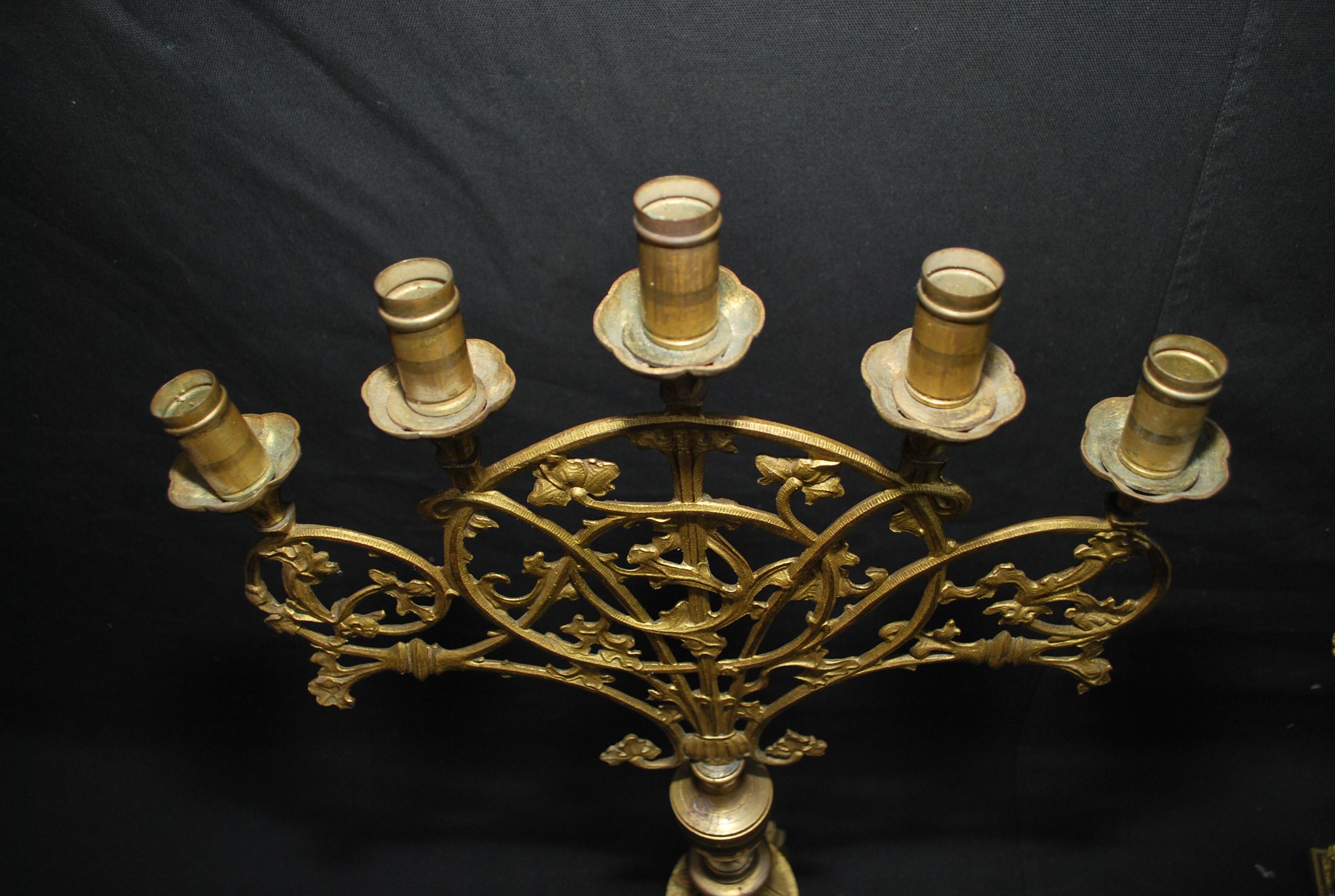 Una rara coppia di grandi candelabri francesi della fine del XIX secolo, la cui patina è molto più bella dal vivo,
Credo che provengano da una chiesa