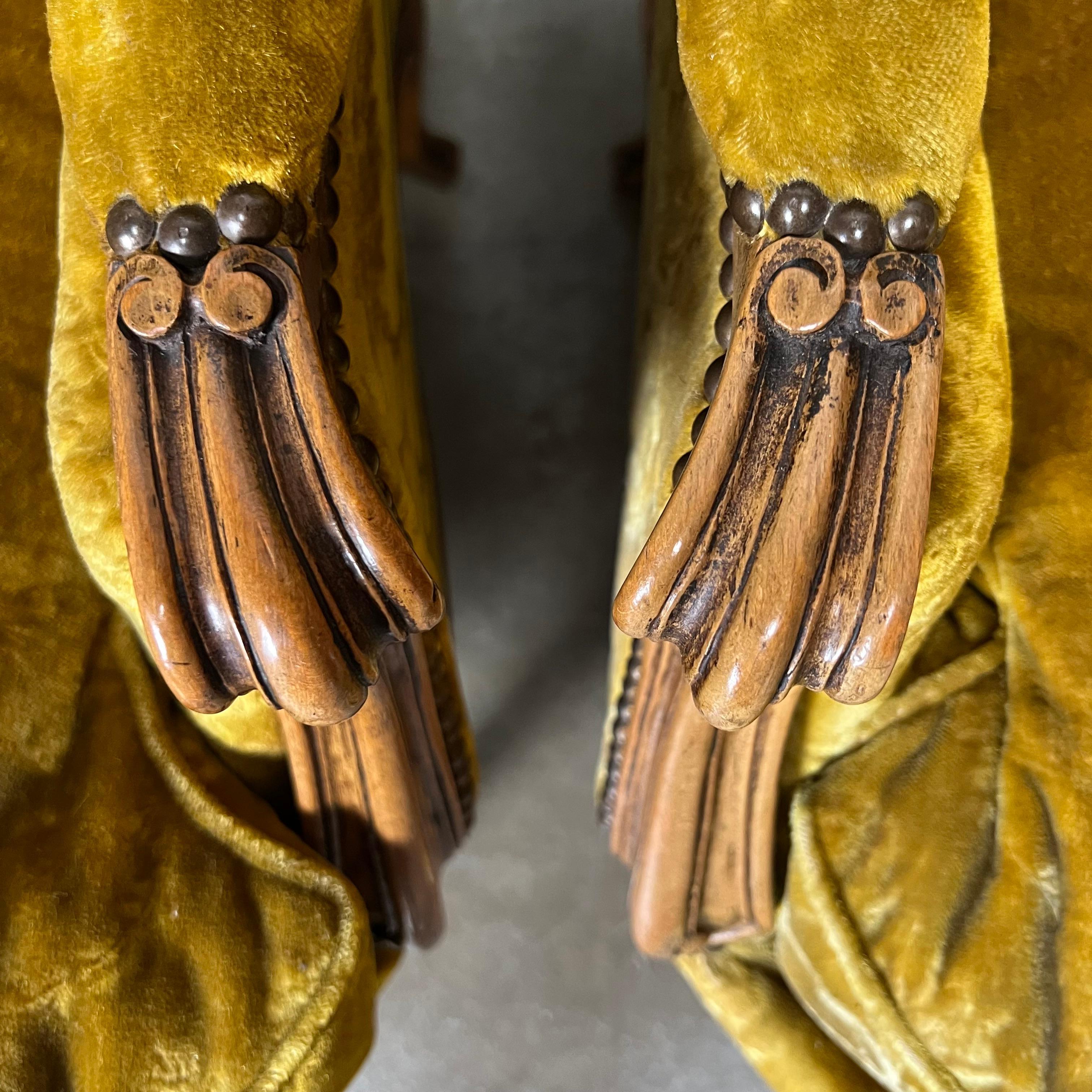 Großes Paar französischer Ohrensessel aus Nussbaumholz im Louis XV.-Stil im Angebot 9