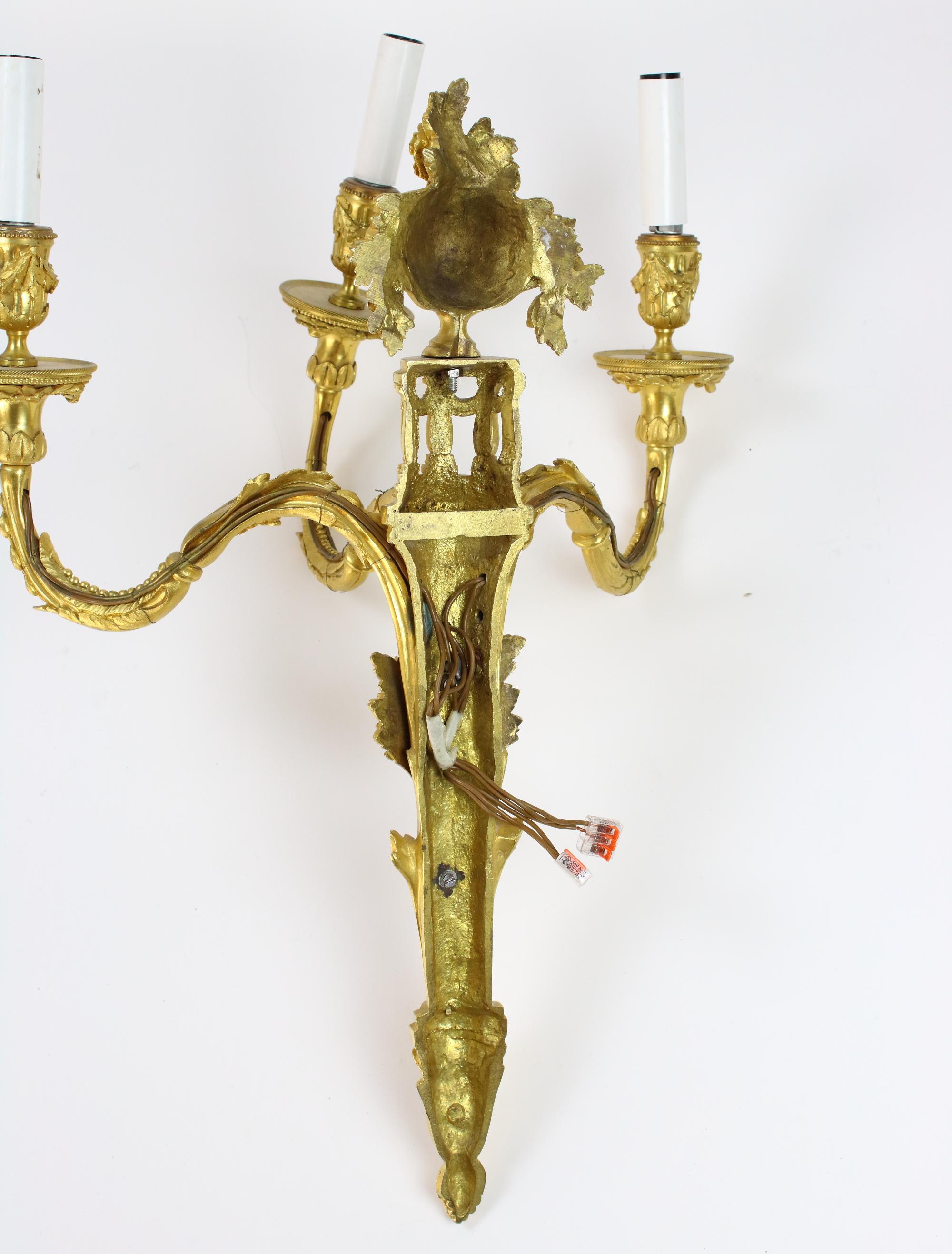 Großes Paar französischer Louis-XVI-Wandleuchter aus vergoldeter Bronze mit drei Leuchten im Angebot 4