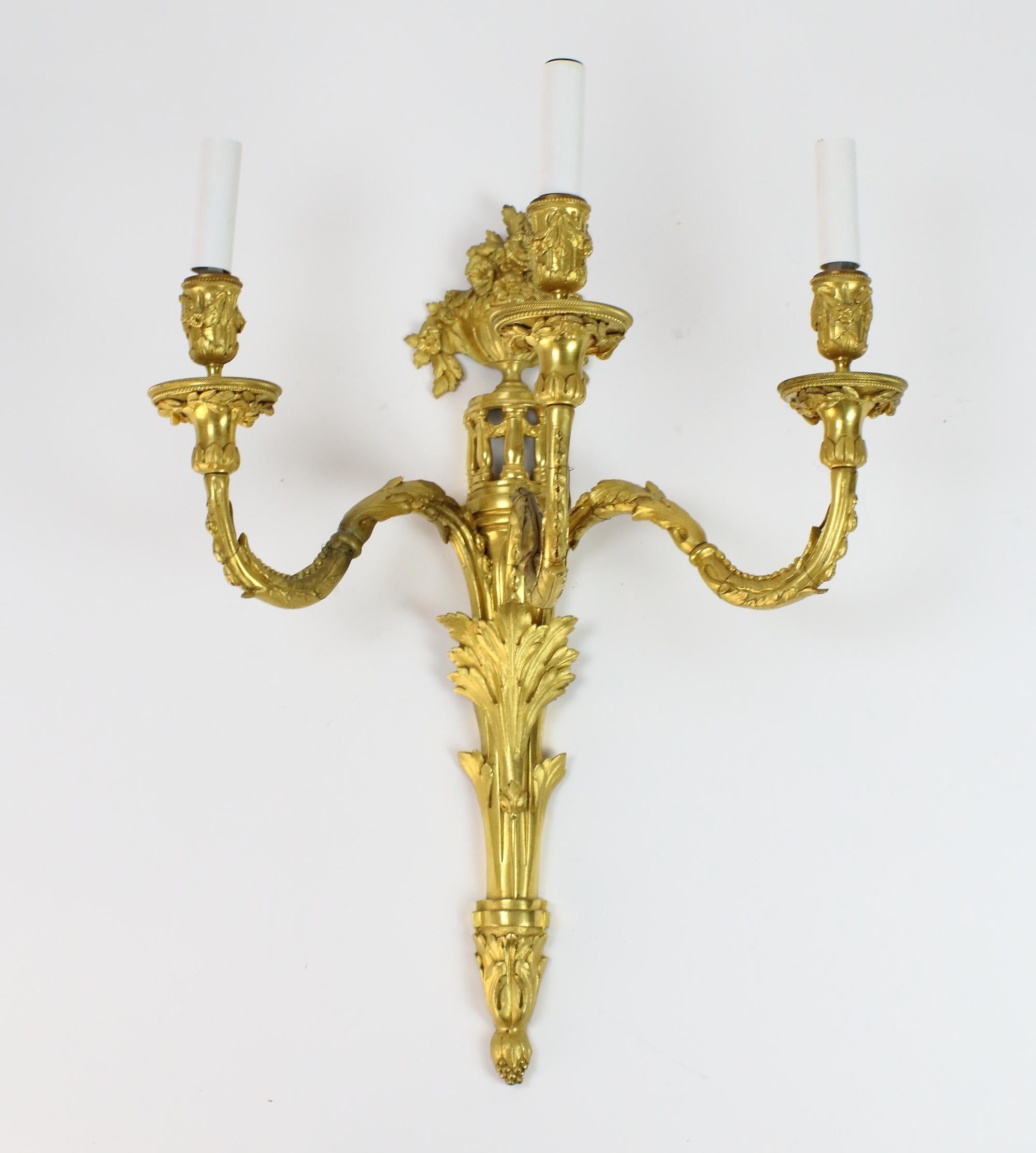 Großes Paar französischer Louis-XVI-Wandleuchter aus vergoldeter Bronze mit drei Leuchten im Angebot 5