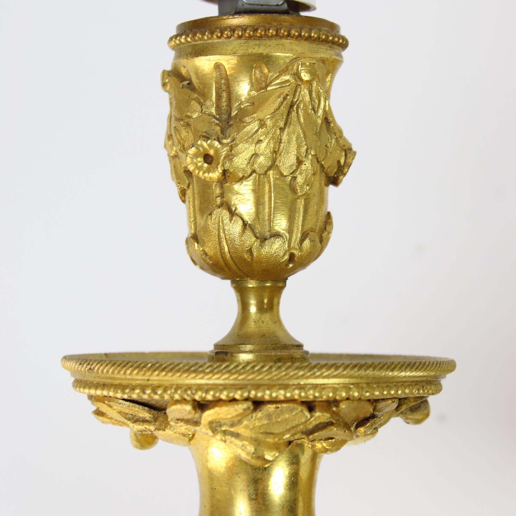 Großes Paar französischer Louis-XVI-Wandleuchter aus vergoldeter Bronze mit drei Leuchten im Angebot 6
