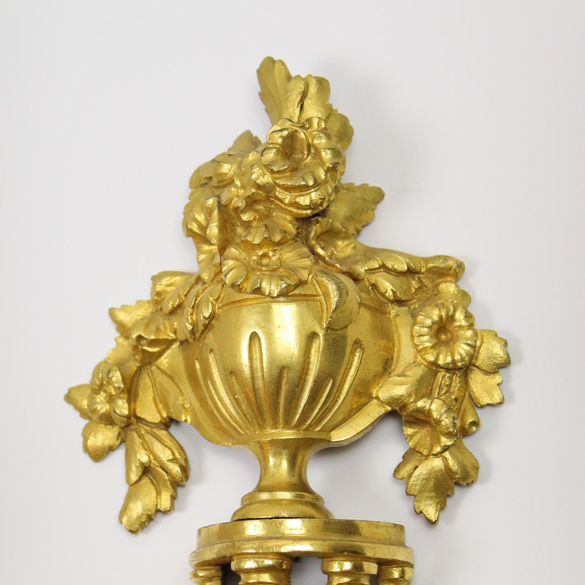 Großes Paar französischer Louis-XVI-Wandleuchter aus vergoldeter Bronze mit drei Leuchten (Louis XVI.) im Angebot