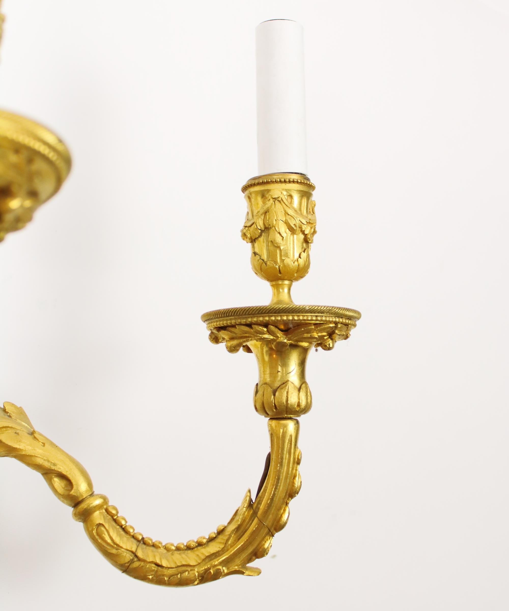 Großes Paar französischer Louis-XVI-Wandleuchter aus vergoldeter Bronze mit drei Leuchten (Französisch) im Angebot