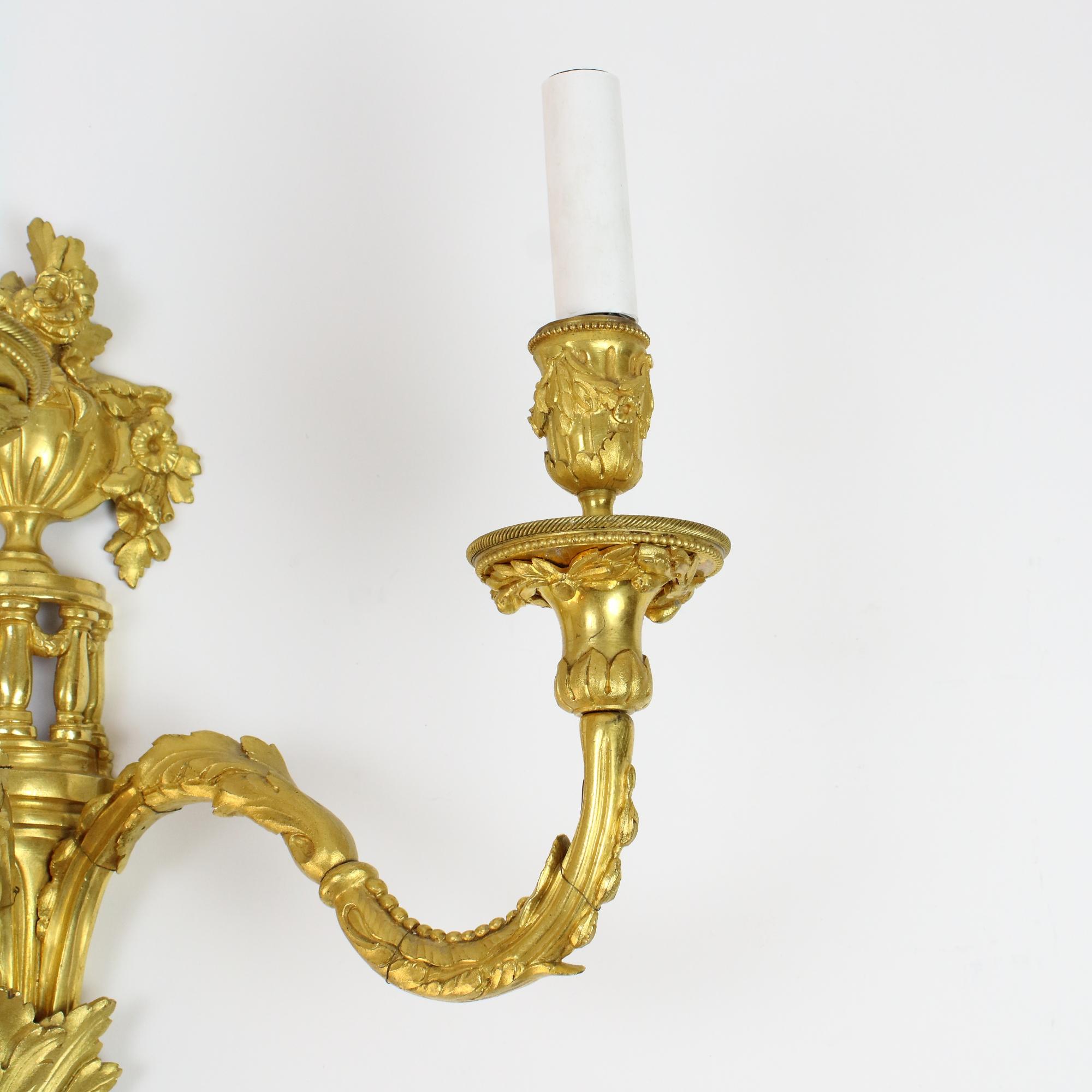 Großes Paar französischer Louis-XVI-Wandleuchter aus vergoldeter Bronze mit drei Leuchten im Angebot 1
