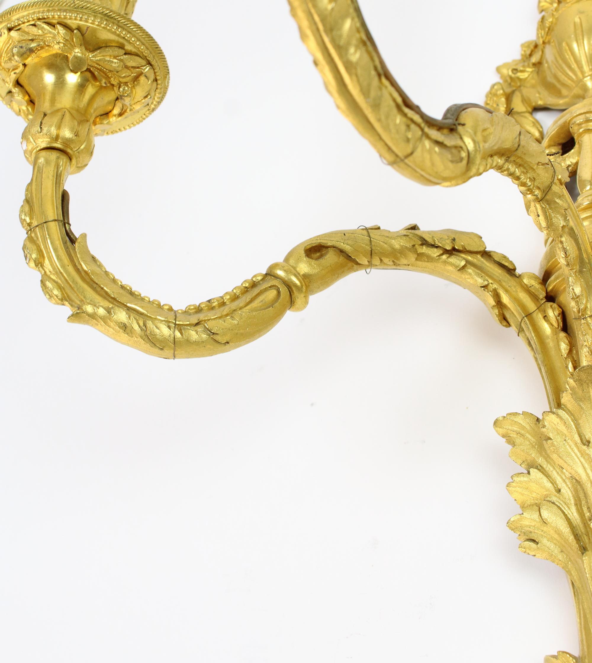 Großes Paar französischer Louis-XVI-Wandleuchter aus vergoldeter Bronze mit drei Leuchten im Angebot 3