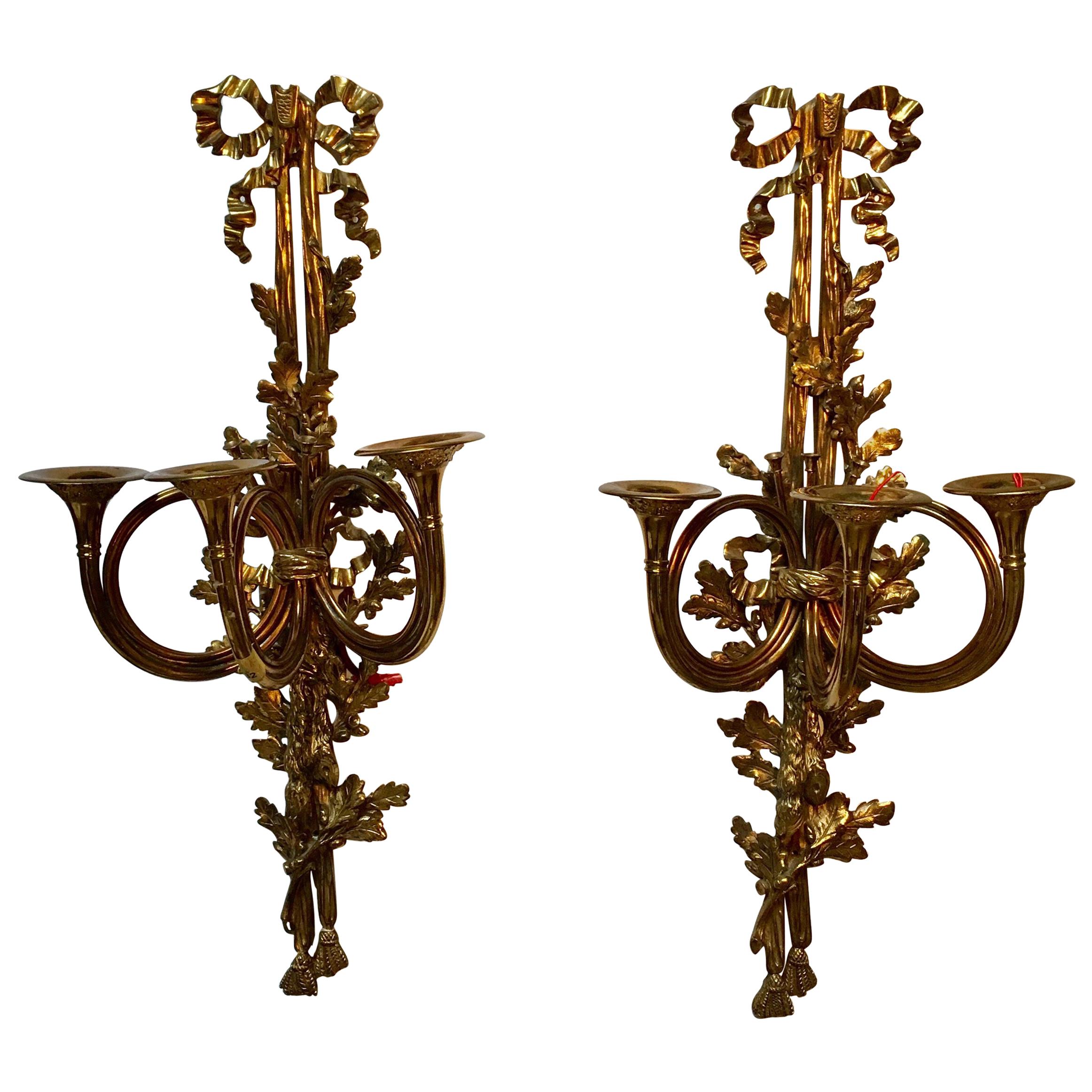 Grande paire d'appliques murales françaises de style Louis XVI en bronze