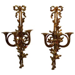 Grande paire d'appliques murales françaises de style Louis XVI en bronze