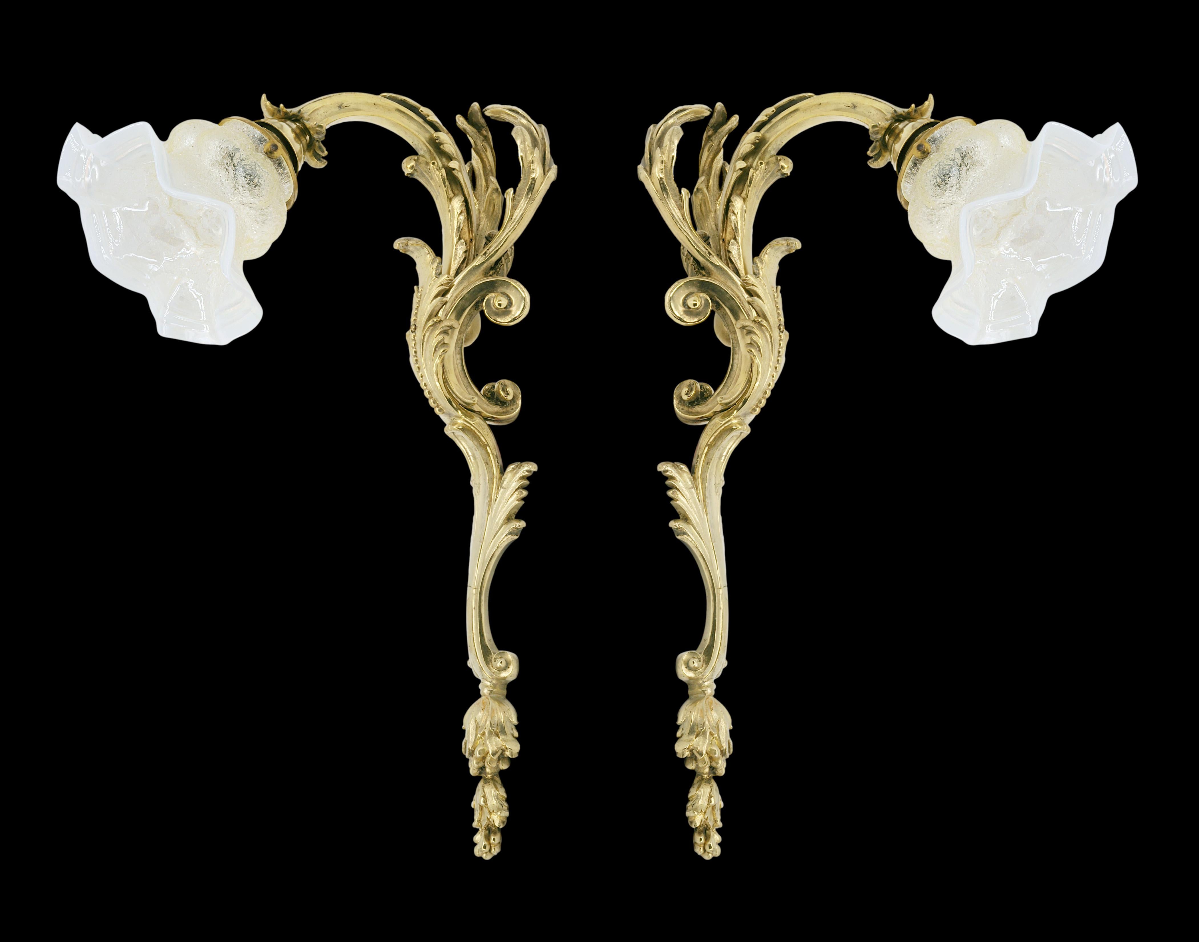 Large pair of French Napoleon III wall sconces, France, 1880-1890. Gilt bronze fixtures and opalescent granite glass shades. Height : 45cm (17.7