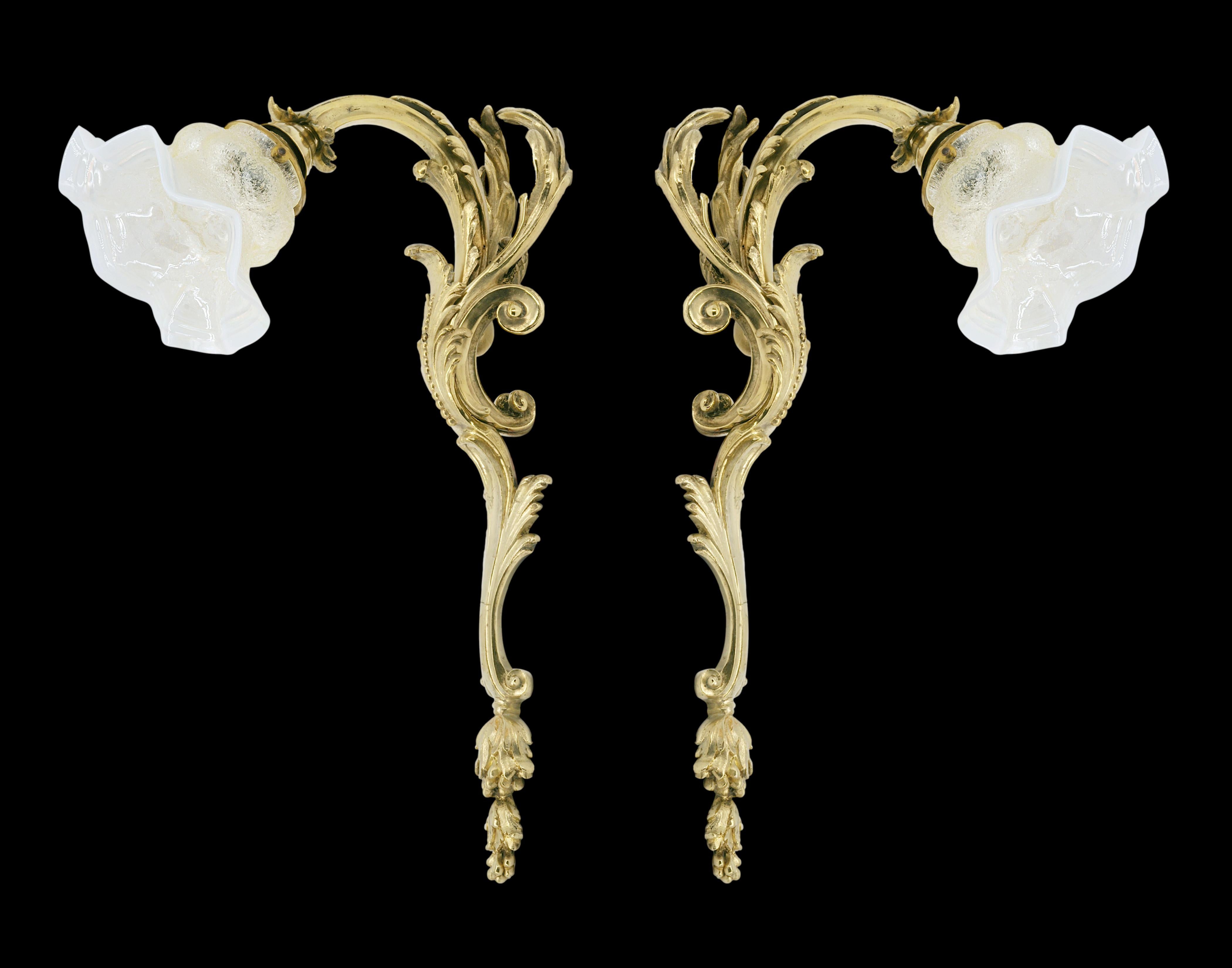 Grande coppia di applique francesi Napoleone III, Francia, 1880-1890. Apparecchi in bronzo dorato e paralumi in vetro granito opalescente. Altezza: 45 cm (17.7