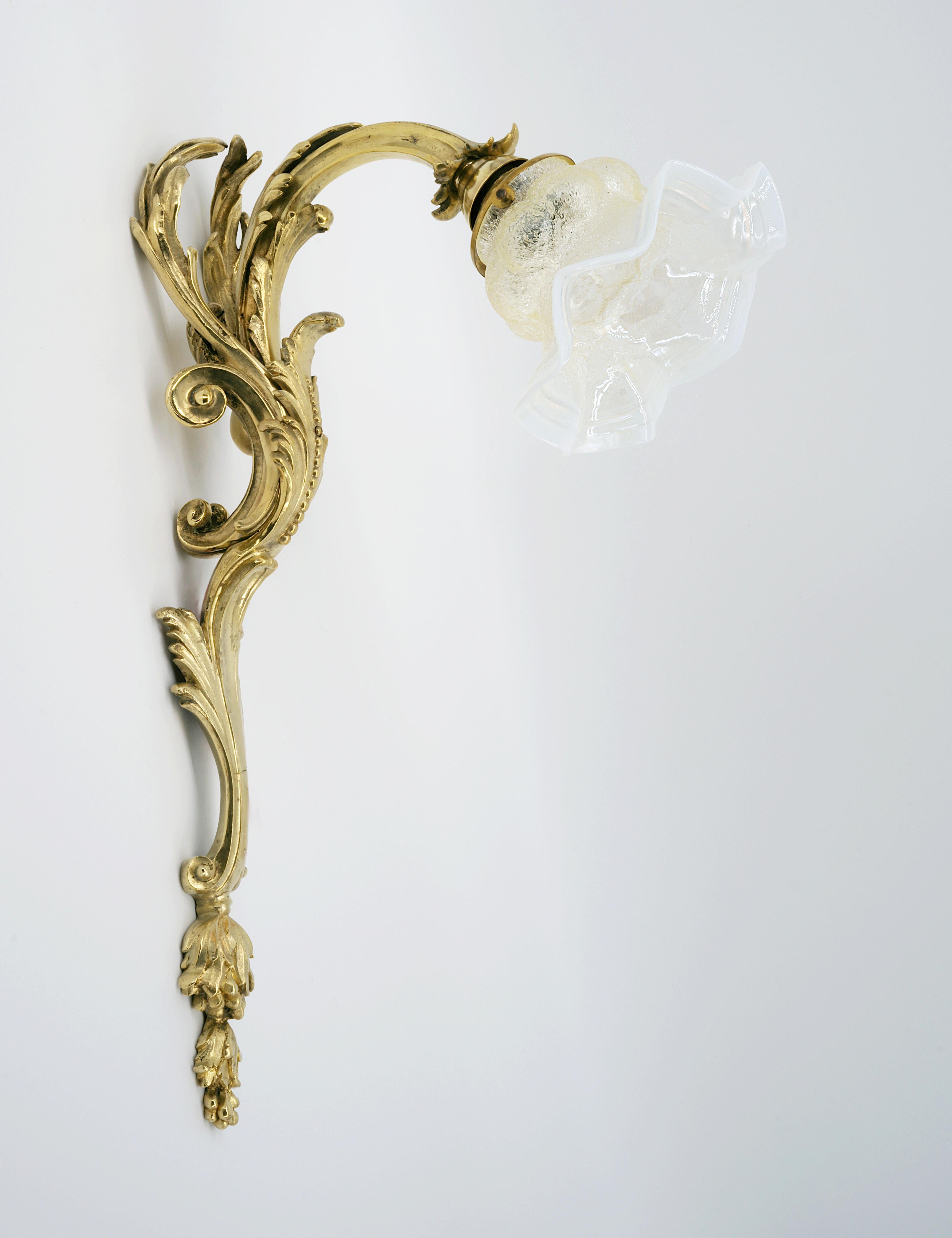 Grande coppia di applique francesi in bronzo Napoleone III, 1880-1890 In condizioni ottime in vendita a Saint-Amans-des-Cots, FR