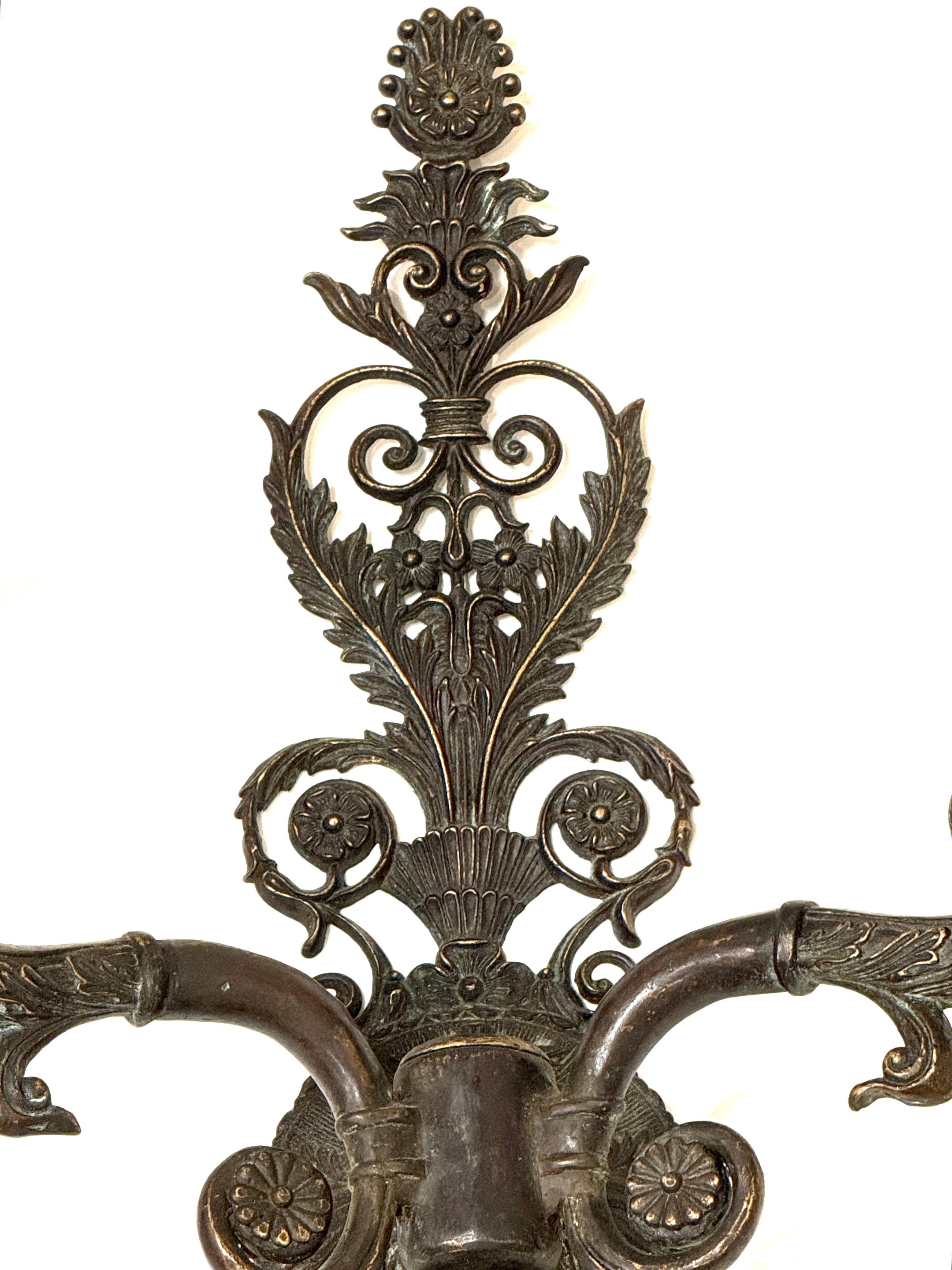 Grande coppia di lampade neoclassiche in bronzo patinato francese, metà del XX secolo in vendita 3