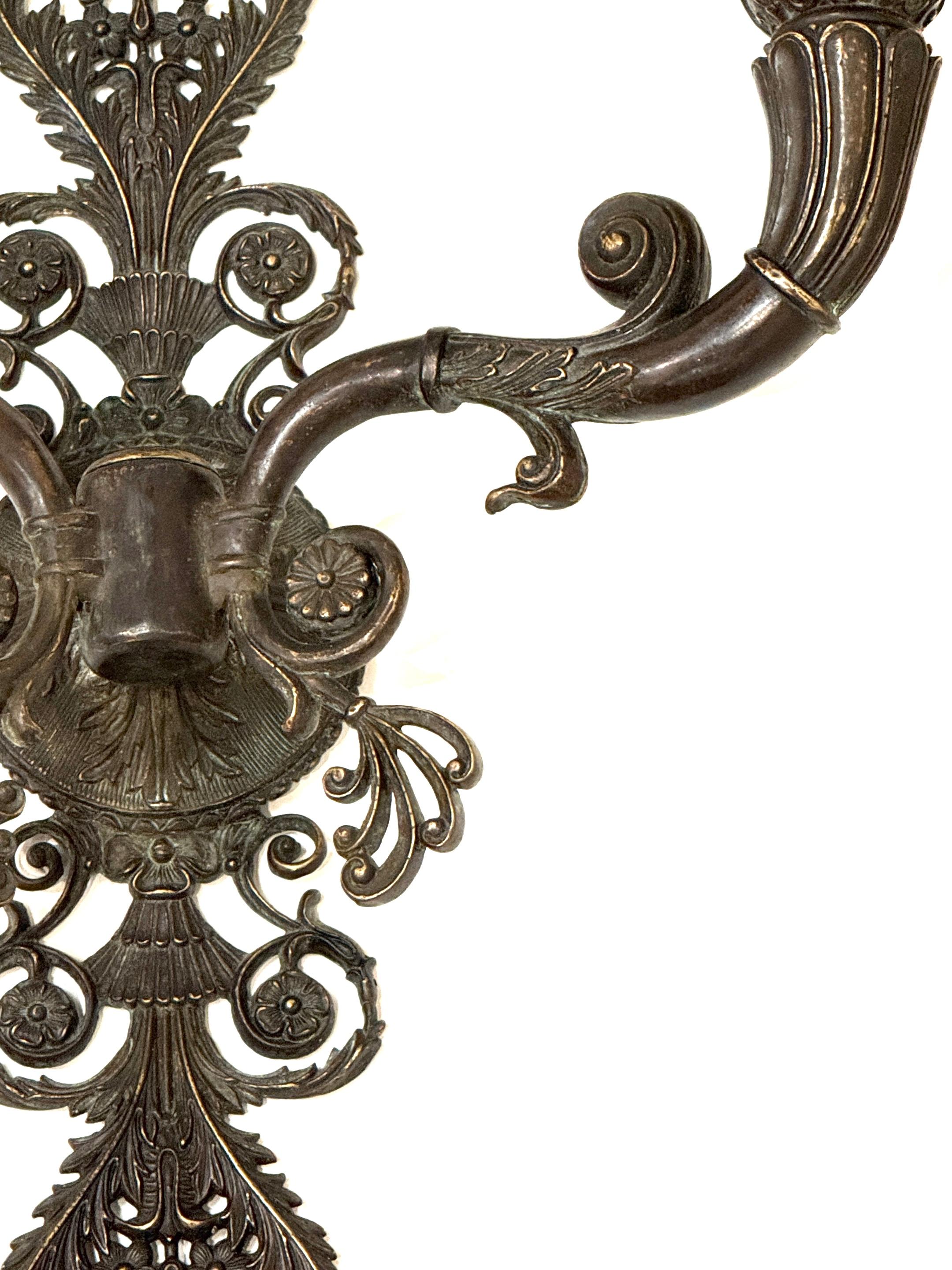 Grande coppia di lampade neoclassiche in bronzo patinato francese, metà del XX secolo in vendita 4