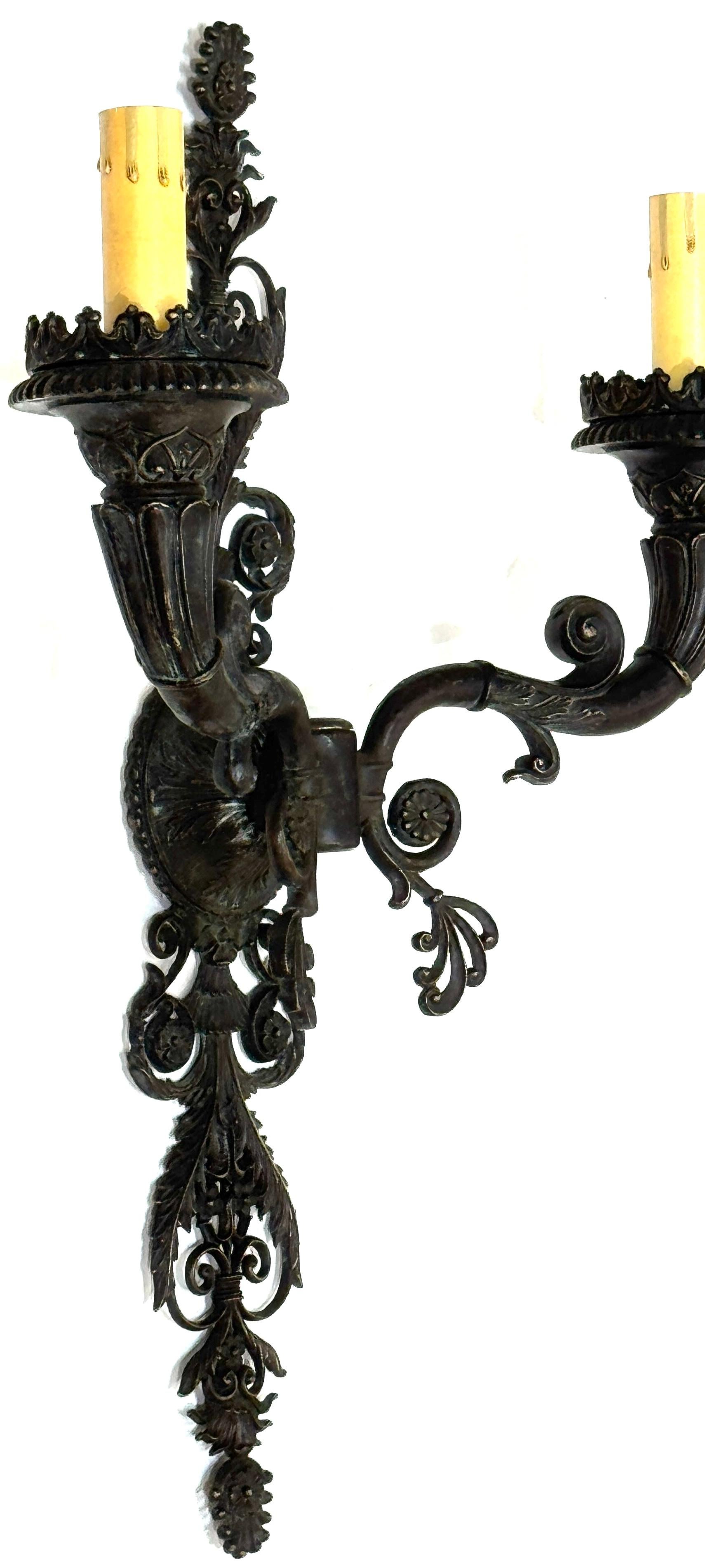 Grande coppia di lampade neoclassiche in bronzo patinato francese, metà del XX secolo in vendita 5