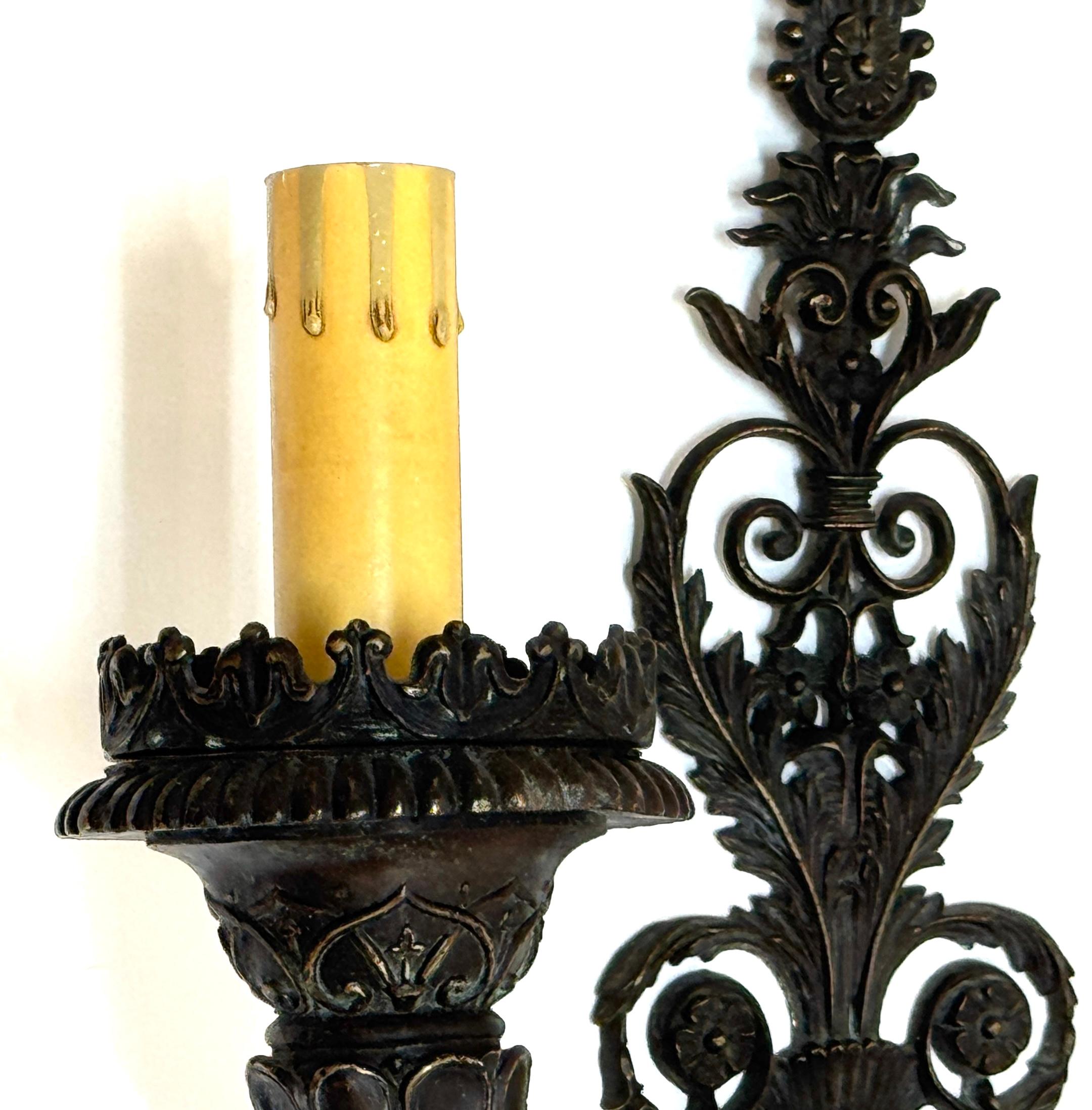 Grande coppia di lampade neoclassiche in bronzo patinato francese, metà del XX secolo in vendita 6