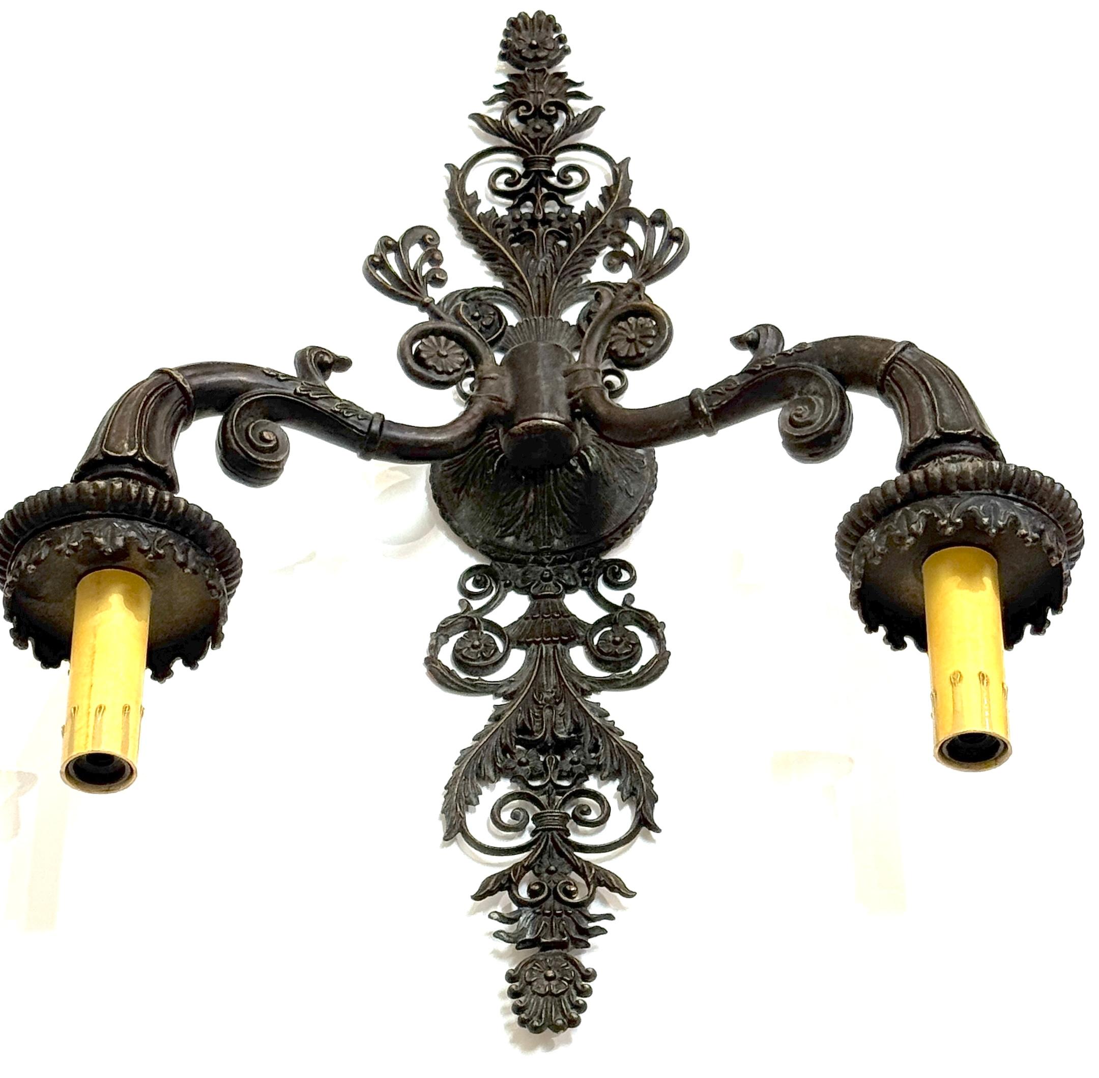 Grande coppia di lampade neoclassiche in bronzo patinato francese, metà del XX secolo in vendita 7