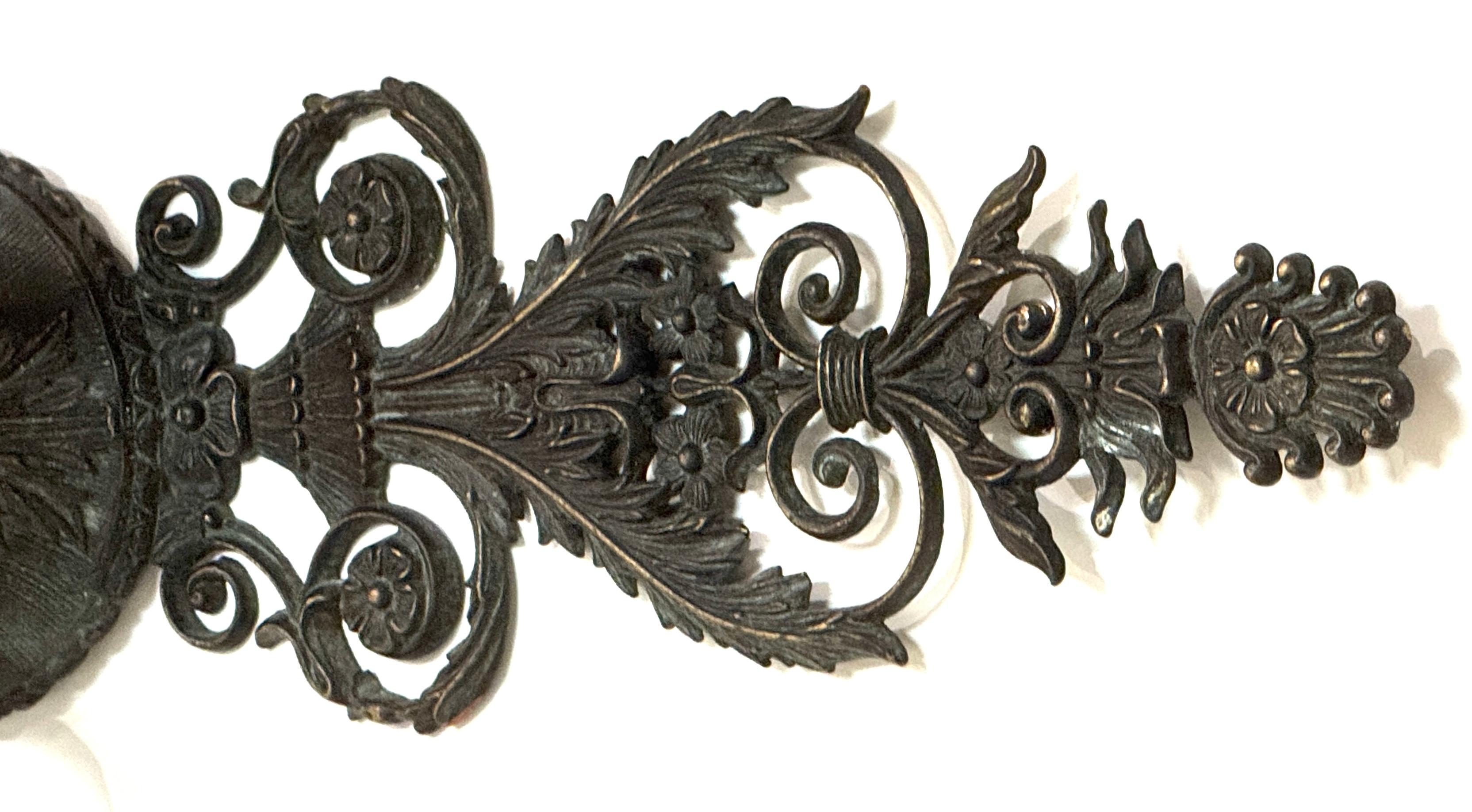 Grande coppia di lampade neoclassiche in bronzo patinato francese, metà del XX secolo in vendita 8