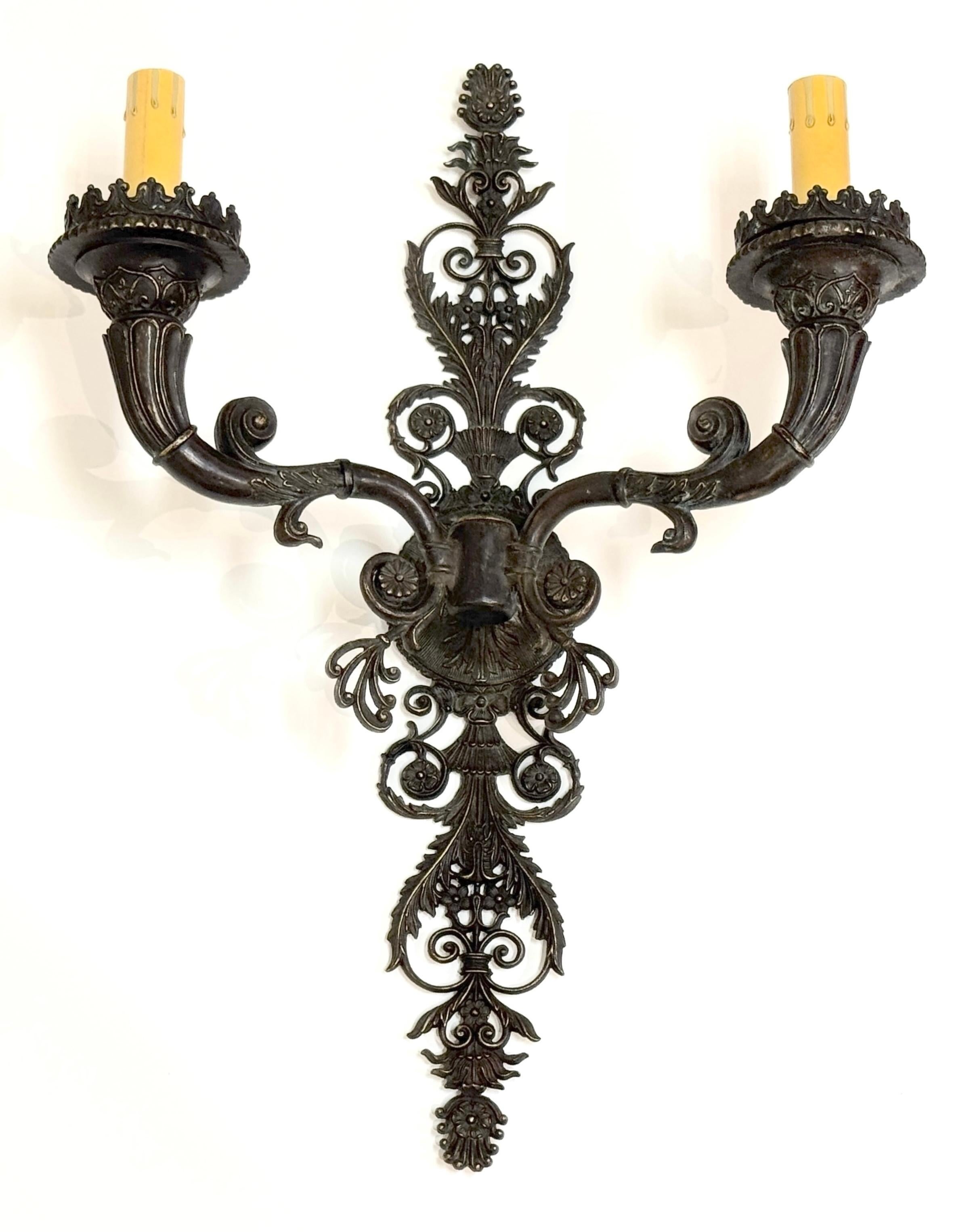 Grande coppia di lampade neoclassiche in bronzo patinato francese, metà del XX secolo in vendita 9