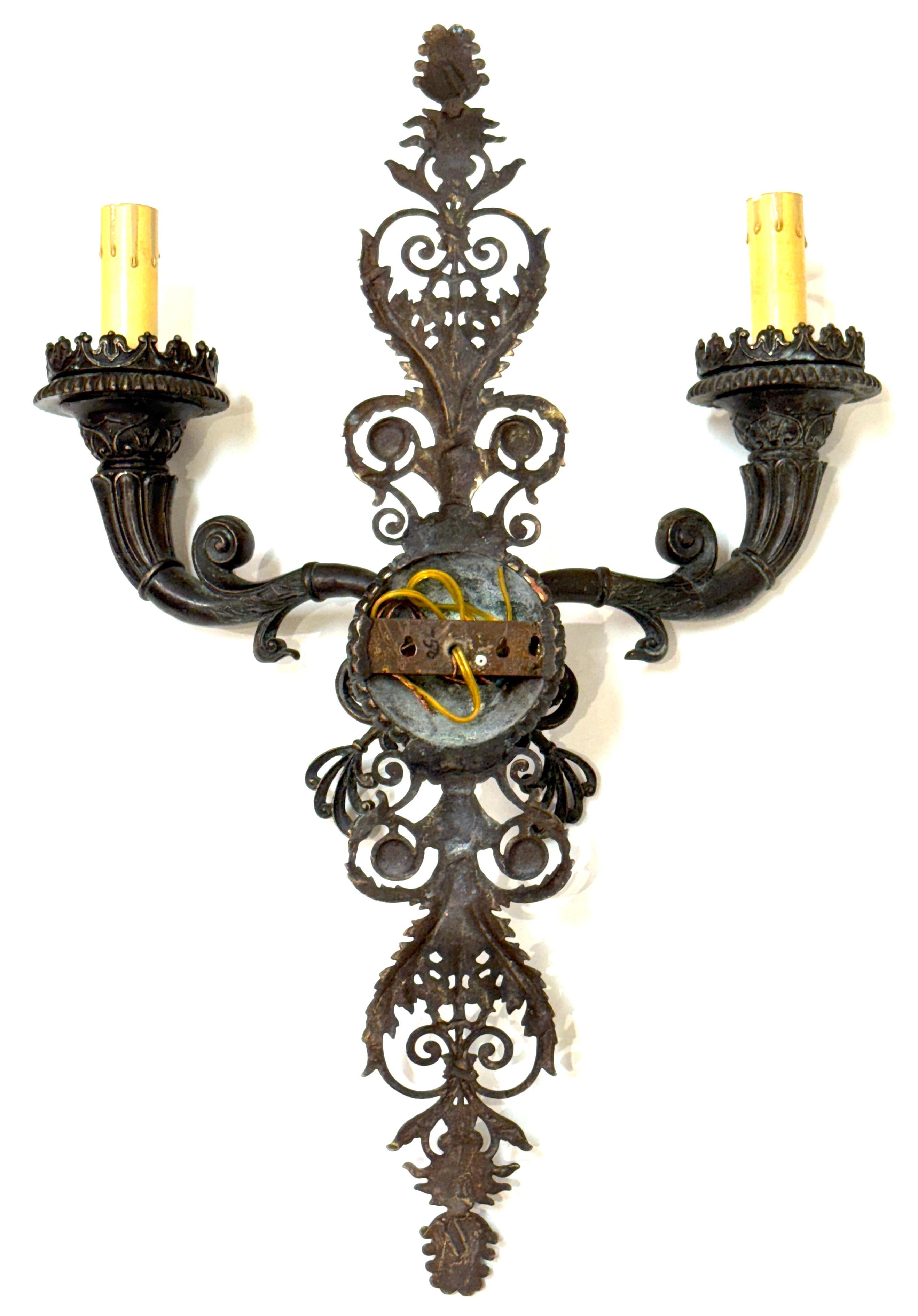 Grande coppia di lampade neoclassiche in bronzo patinato francese, metà del XX secolo in vendita 10