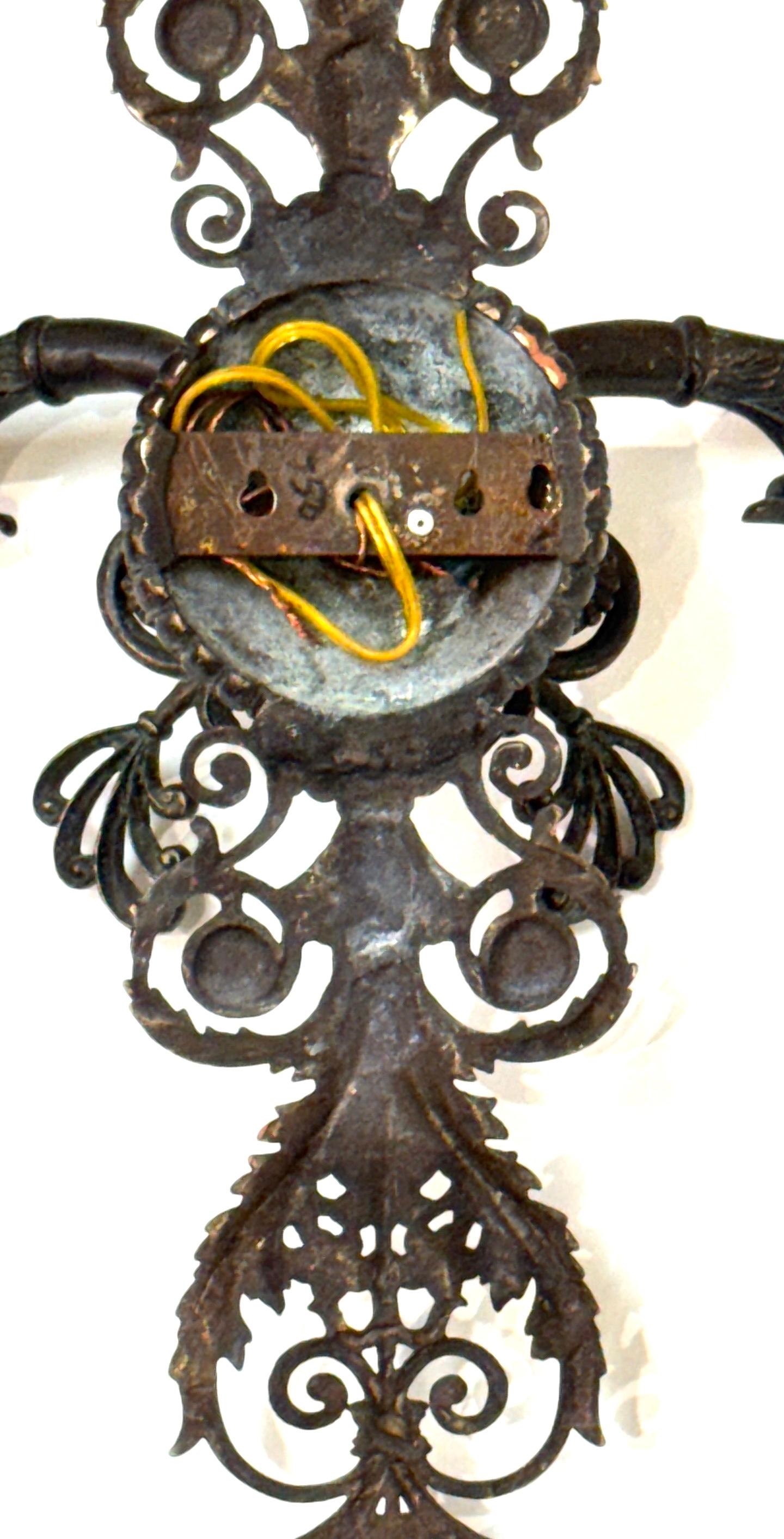 Grande coppia di lampade neoclassiche in bronzo patinato francese, metà del XX secolo in vendita 11