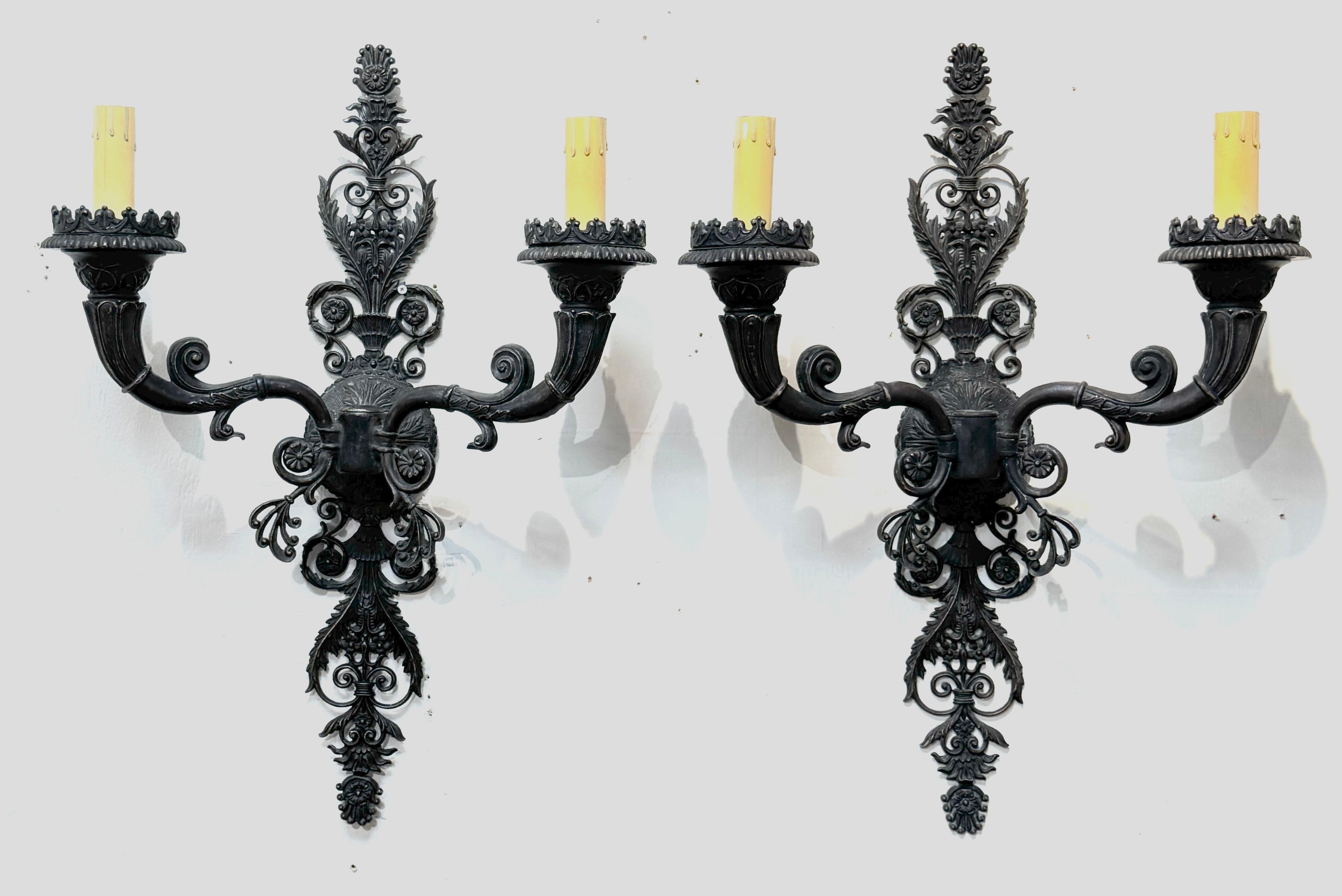 Grande coppia di lampade neoclassiche in bronzo patinato francese con influenze impero, metà del XX secolo, lampadina a candelabro fino a 60W

Un'imponente coppia di appliques francesi in bronzo patinato, della metà del XX secolo, realizzate nello
