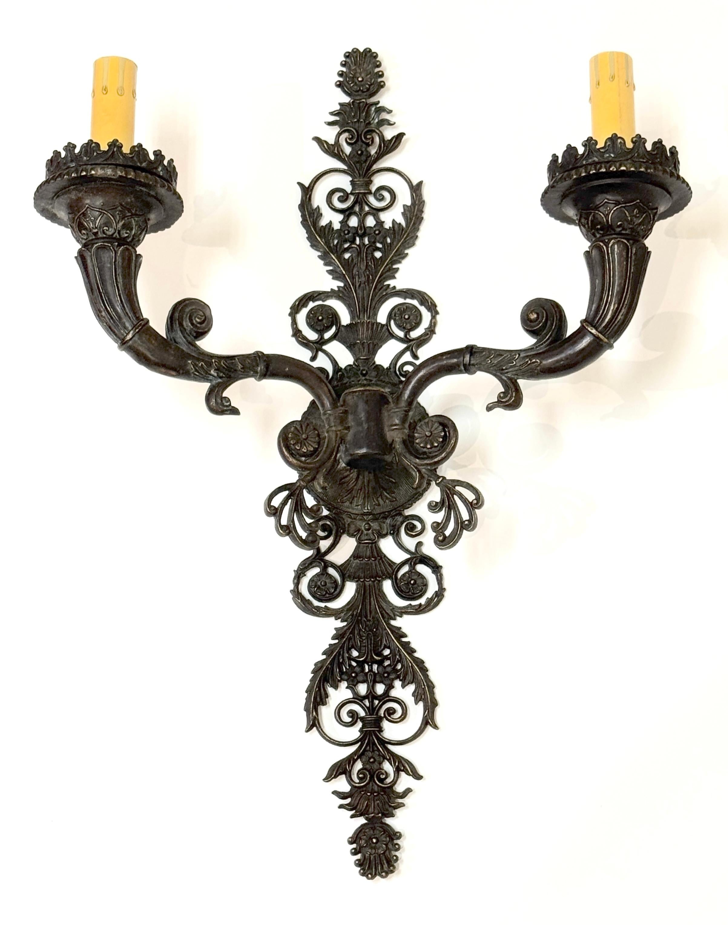 Neoclassico Grande coppia di lampade neoclassiche in bronzo patinato francese, metà del XX secolo in vendita