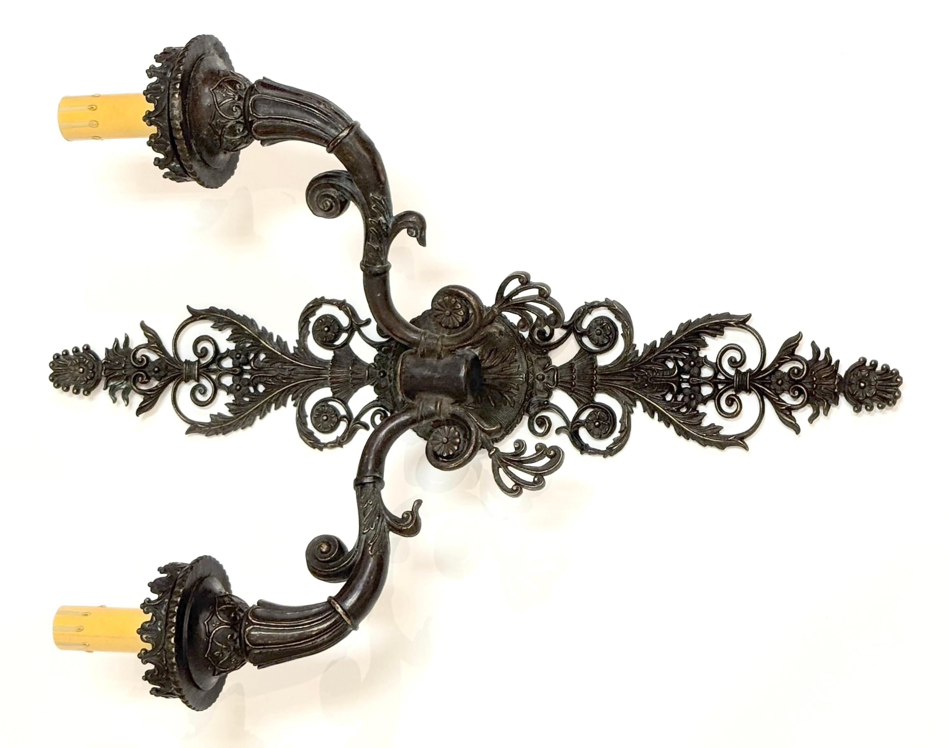 Francese Grande coppia di lampade neoclassiche in bronzo patinato francese, metà del XX secolo in vendita