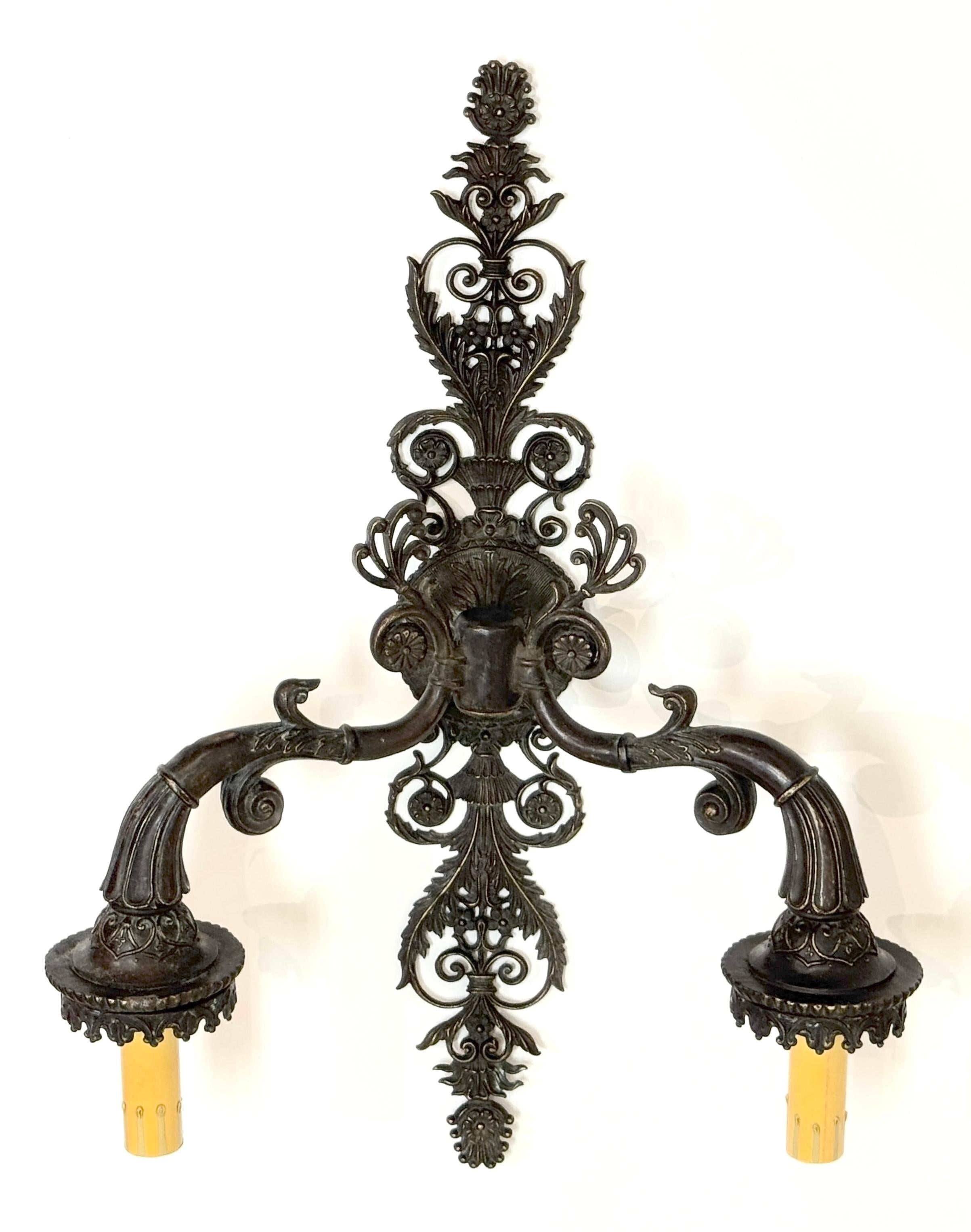Calco Grande coppia di lampade neoclassiche in bronzo patinato francese, metà del XX secolo in vendita