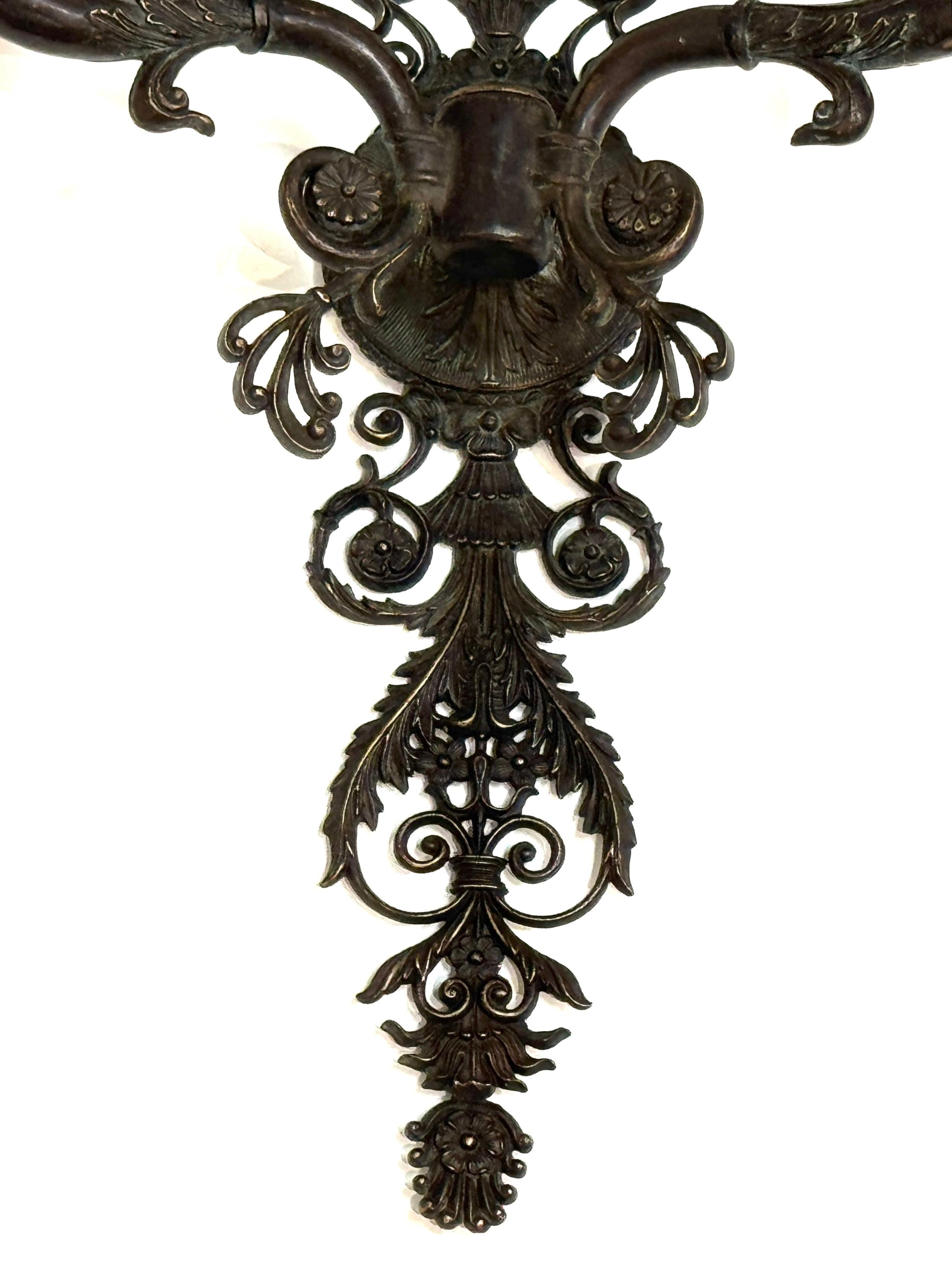 Grande coppia di lampade neoclassiche in bronzo patinato francese, metà del XX secolo In condizioni buone in vendita a West Palm Beach, FL