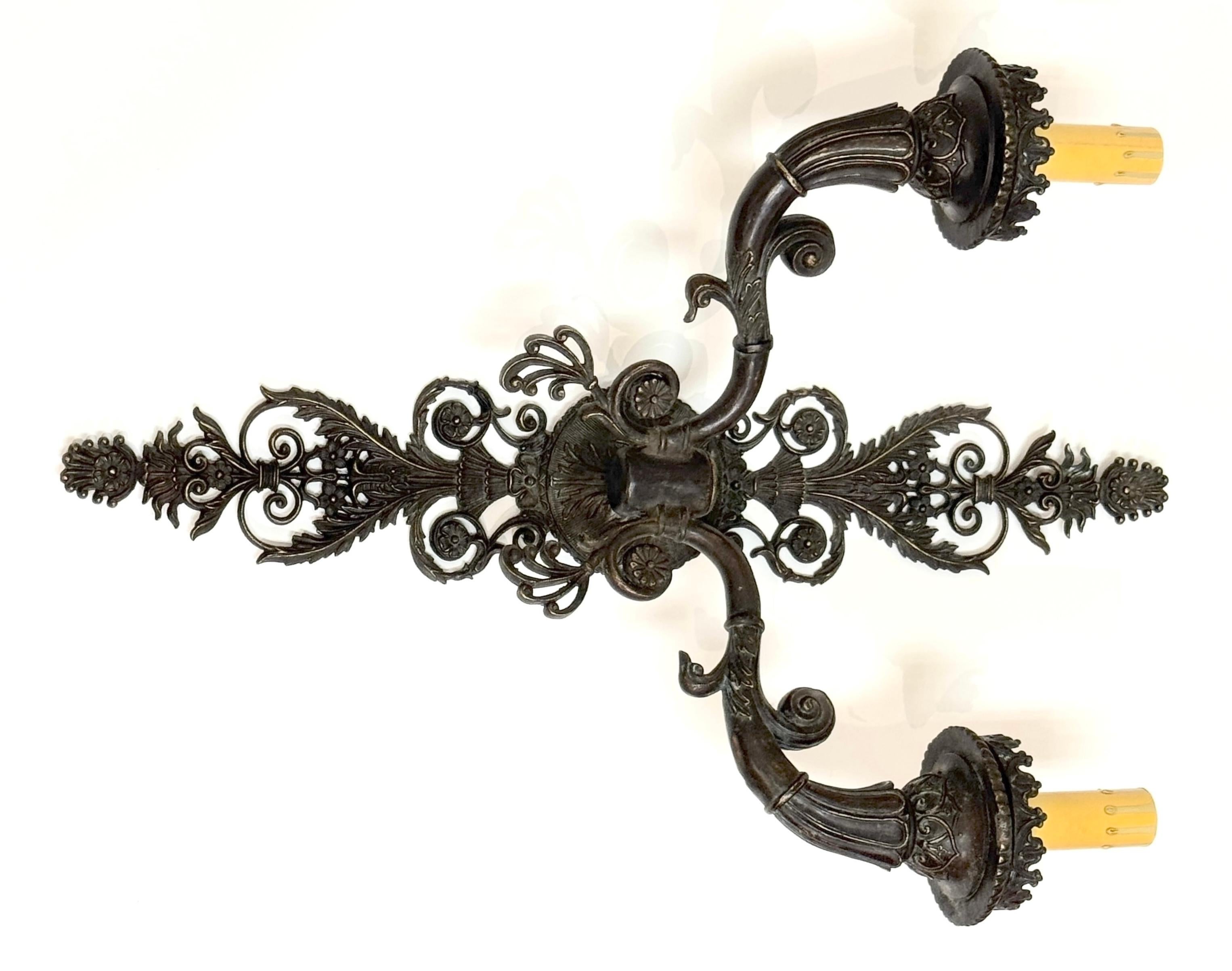 Bronzo Grande coppia di lampade neoclassiche in bronzo patinato francese, metà del XX secolo in vendita