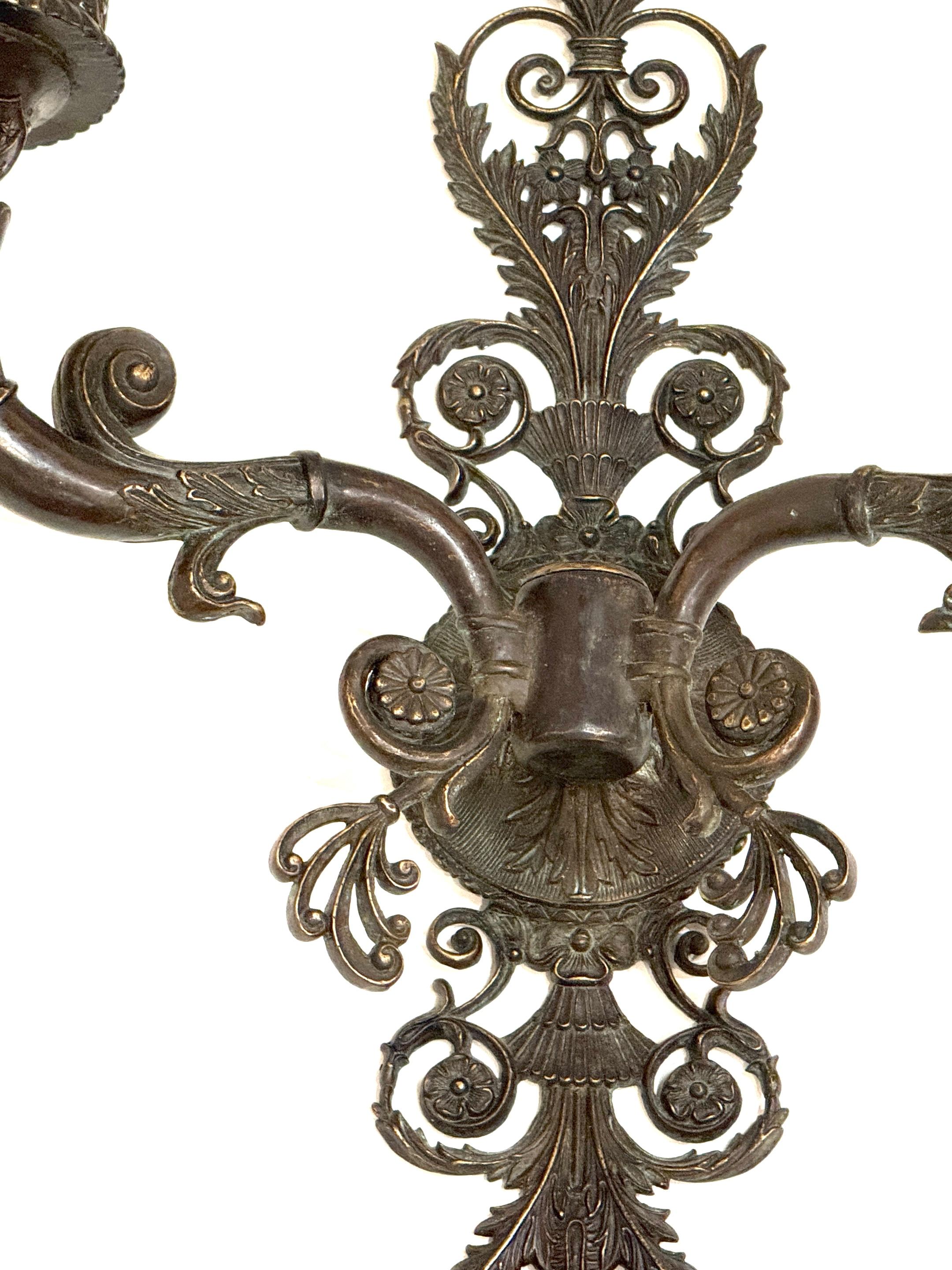 Grande coppia di lampade neoclassiche in bronzo patinato francese, metà del XX secolo in vendita 1