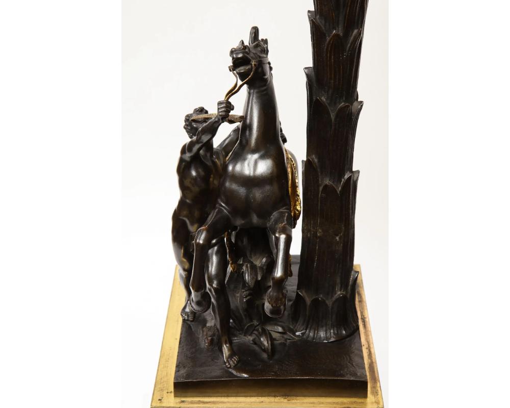 Grande paire de candélabres de restauration française en bronze doré et patiné, chevaux en vente 4