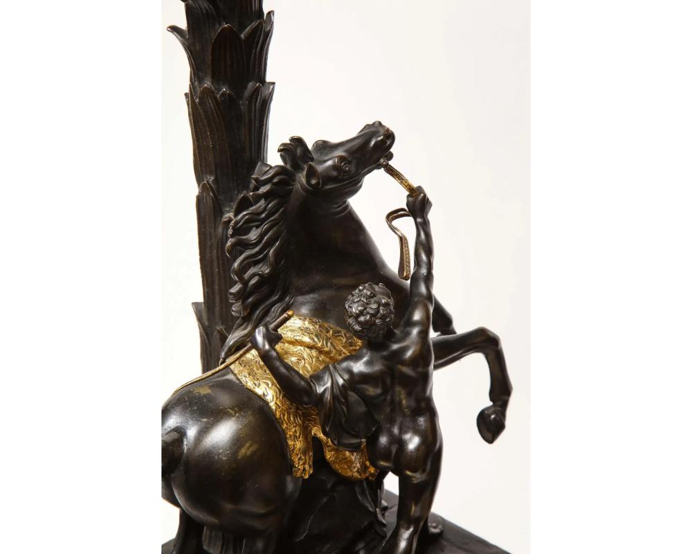 Grande paire de candélabres de restauration française en bronze doré et patiné, chevaux en vente 6