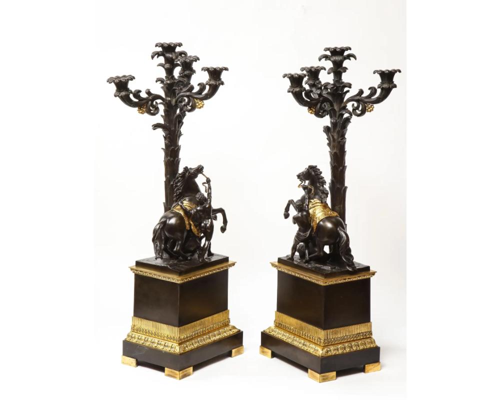 Grande paire de candélabres de restauration française en bronze doré et patiné, chevaux en vente 7
