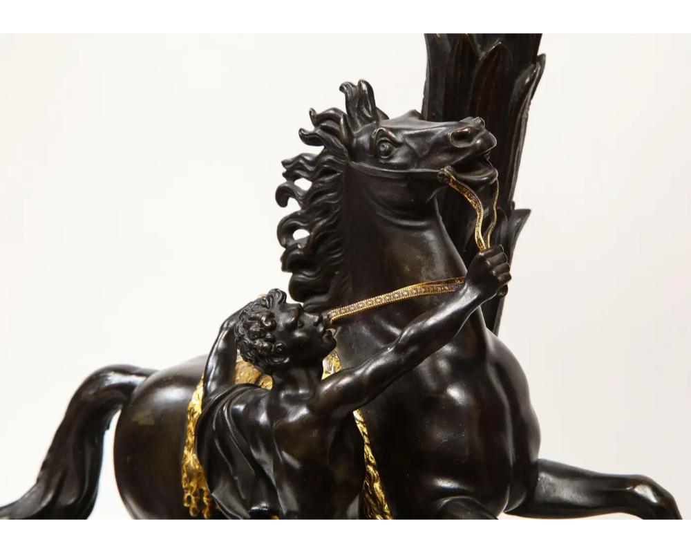 Grande paire de candélabres de restauration française en bronze doré et patiné, chevaux en vente 9