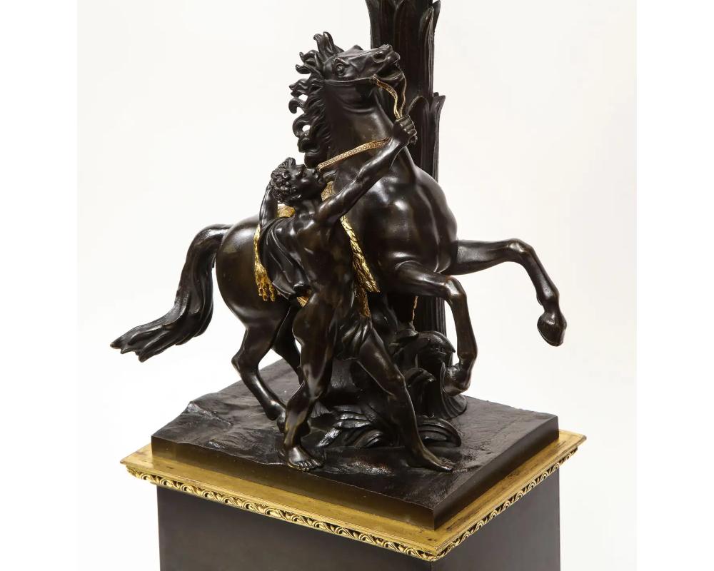 Grande paire de candélabres de restauration française en bronze doré et patiné, chevaux en vente 10