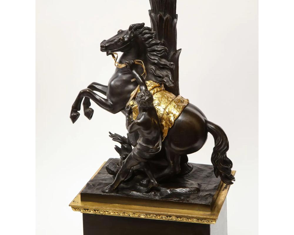 Grande paire de candélabres de restauration française en bronze doré et patiné, chevaux en vente 11