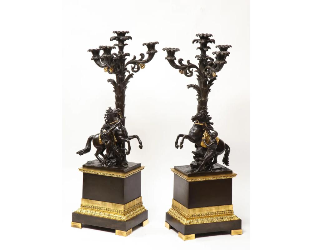 Grande et belle paire de candélabres à quatre lumières en bronze doré et patiné de restauration française, avec des chevaux de Marli, d'après Guillaume Coustou, vers 1820.  

Très fin, élégant et chic. Cette paire peut également être transformée en