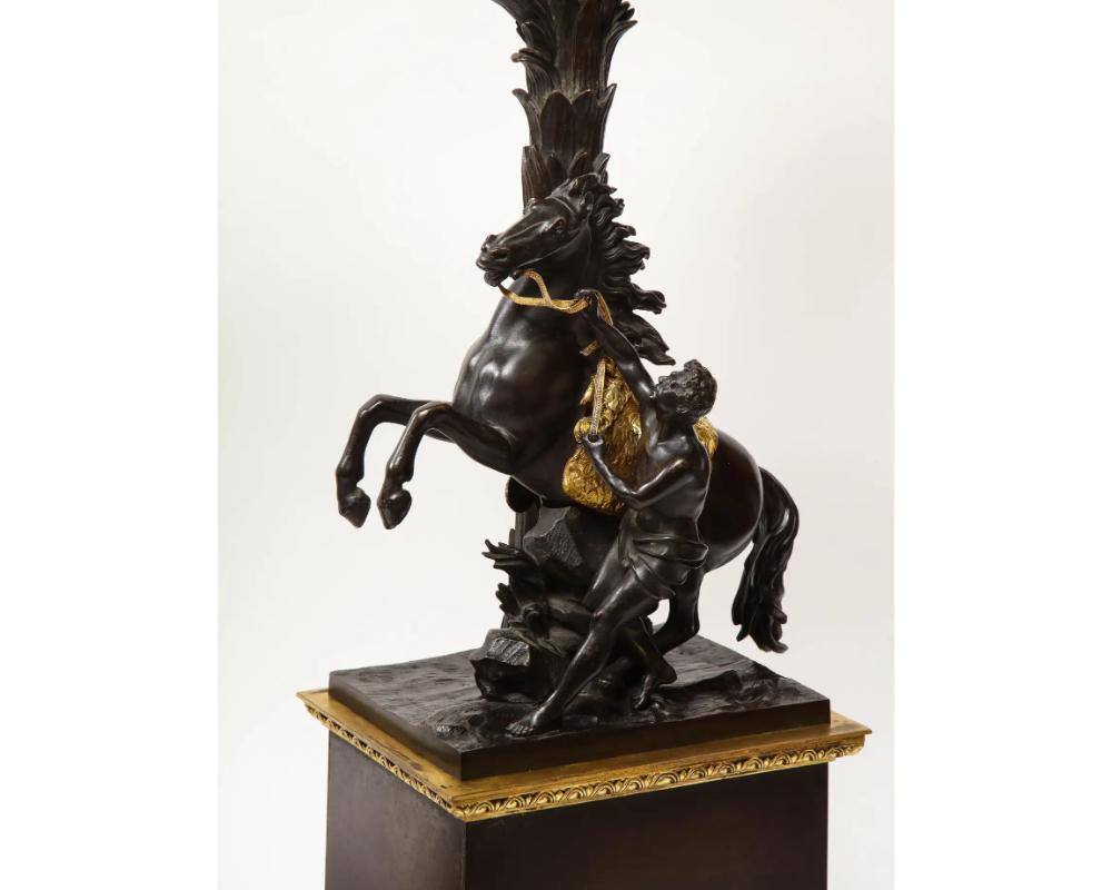 XIXe siècle Grande paire de candélabres de restauration française en bronze doré et patiné, chevaux en vente