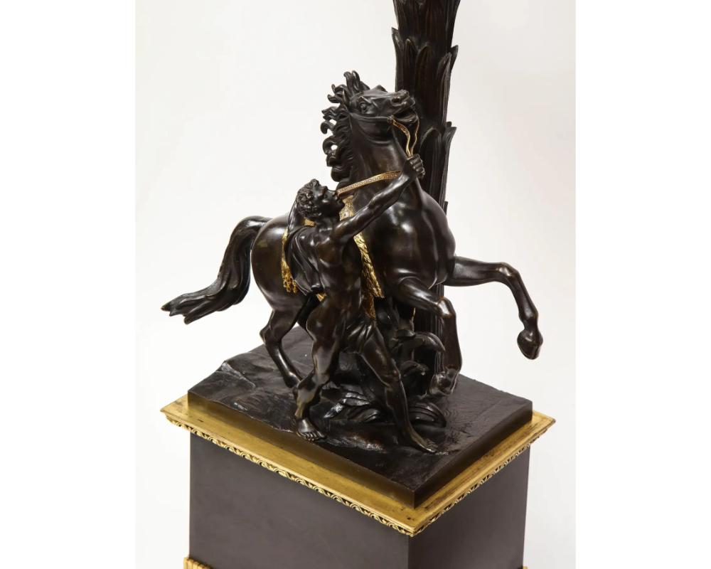 Bronze Grande paire de candélabres de restauration française en bronze doré et patiné, chevaux en vente
