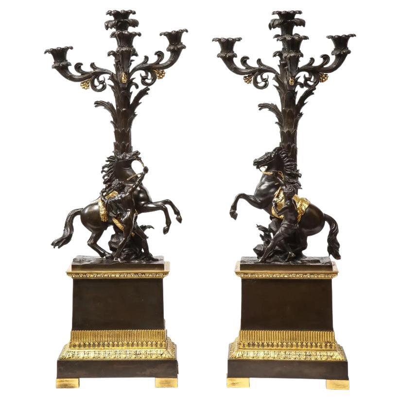 Grande paire de candélabres de restauration française en bronze doré et patiné, chevaux en vente