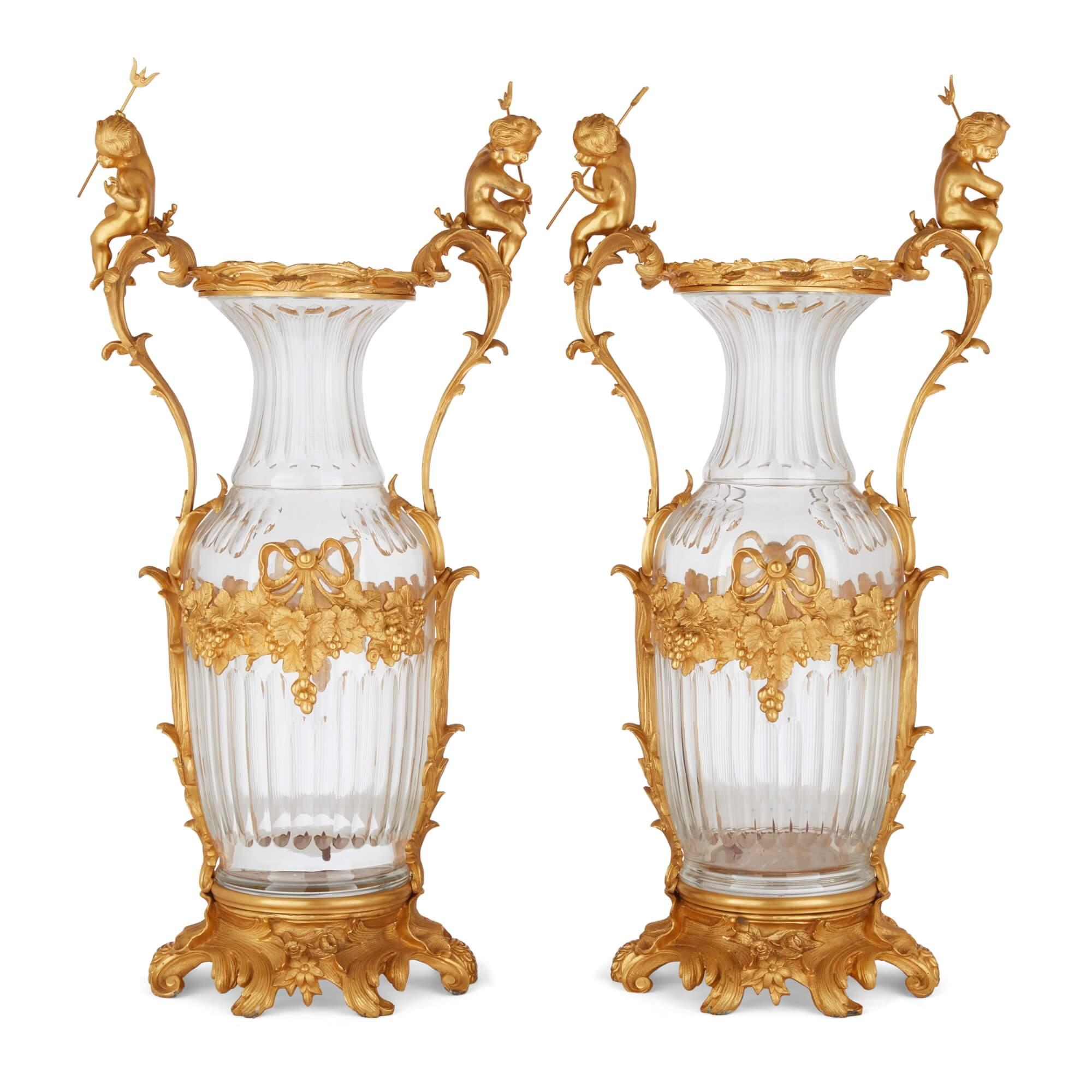Grande paire de vases en verre taillé, montés en bronze doré, de style rococo français 
Français, 20ème siècle 
Hauteur 89 cm, largeur 43 cm, profondeur 32 cm

Les vases sont fabriqués à partir de matériaux de haute qualité et leur design célèbre le