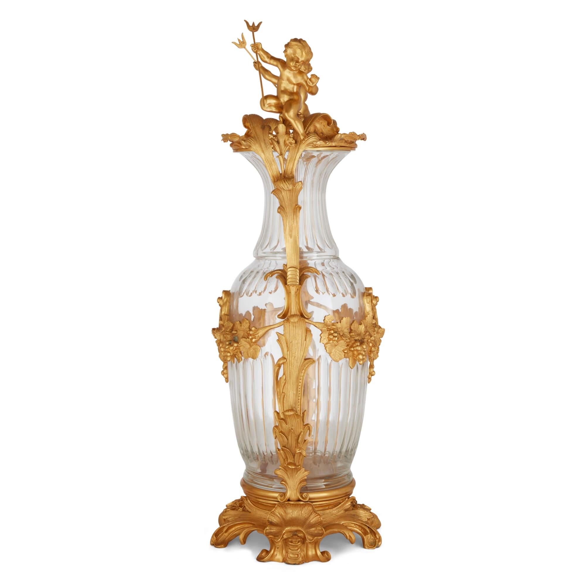 Rococo Grande paire de vases en verre taillé de style rococo français montés en bronze doré  en vente