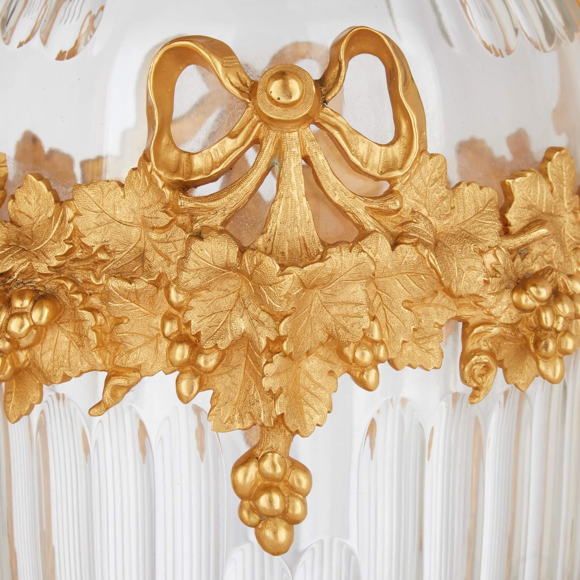 Français Grande paire de vases en verre taillé de style rococo français montés en bronze doré  en vente