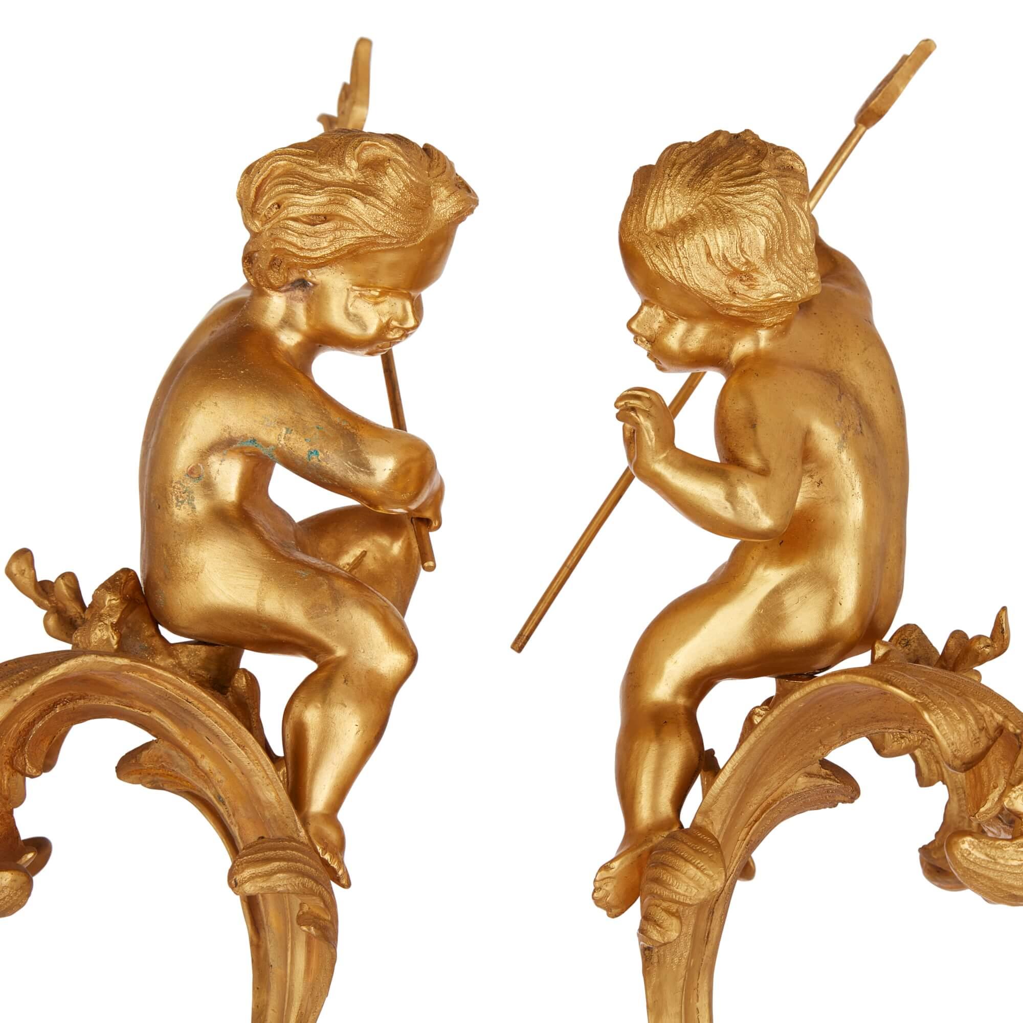 Moulage Grande paire de vases en verre taillé de style rococo français montés en bronze doré  en vente